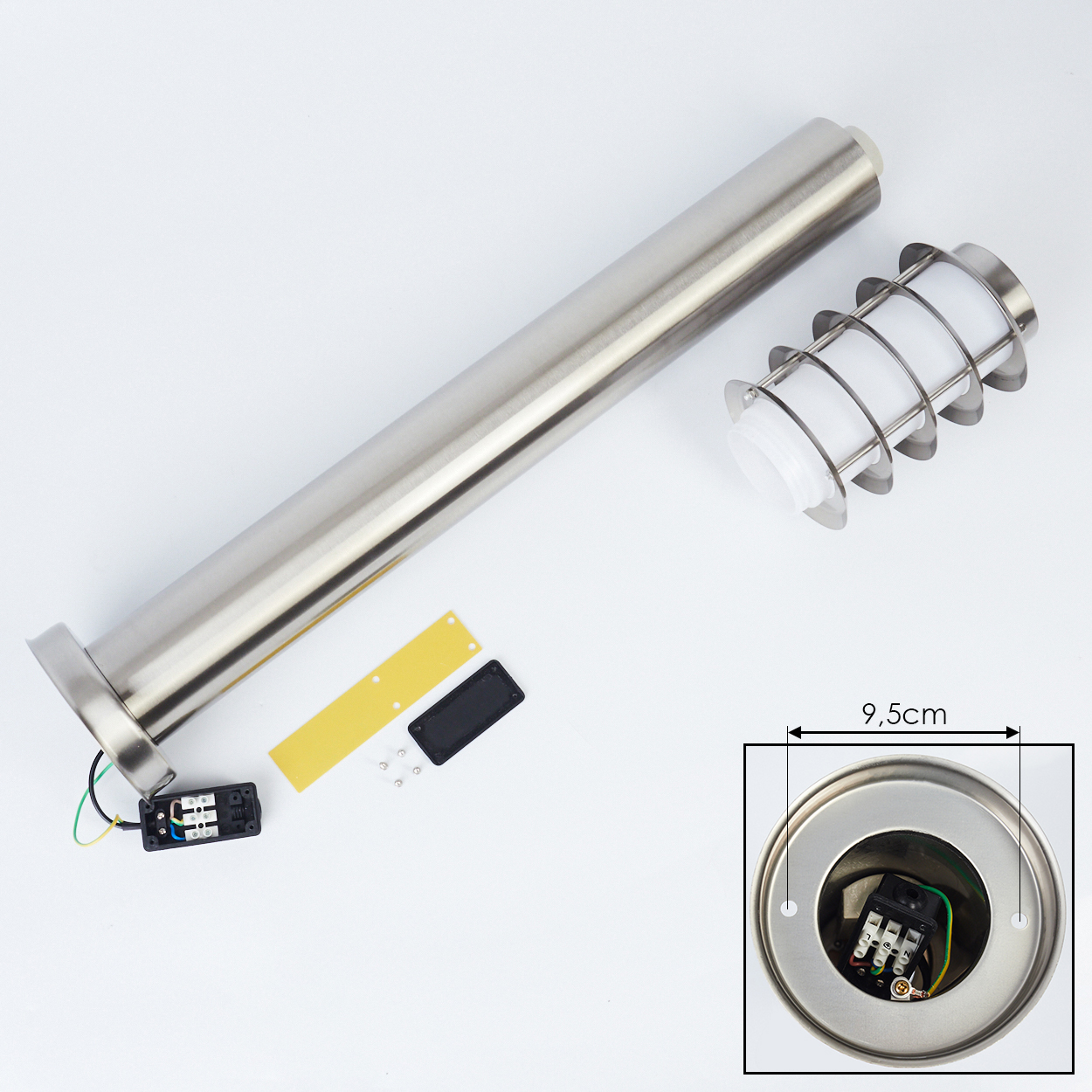 Zerlegte moderne Lampenteile auf Weiß. Enthält langes Metallrohr, Lampenkopf, elektrische Komponenten und Maßangaben (9,5 cm).