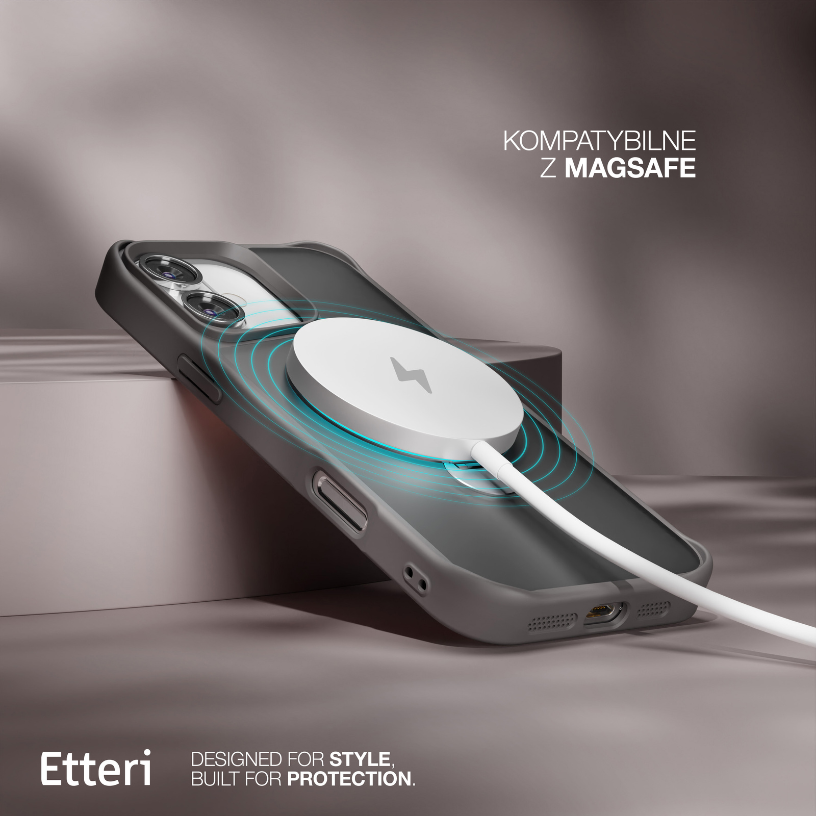 Una custodia grigia per telefono con un caricabatterie MagSafe bianco collegato. Lo sfondo è marrone chiaro e il testo dice 'Designed for Style, Built for Protection'.
