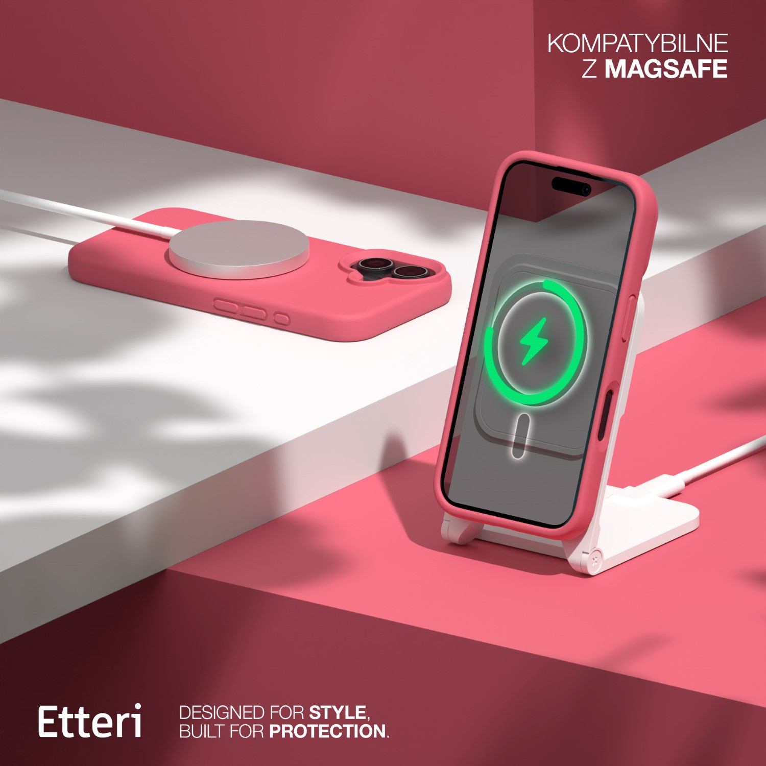 Una custodia rosa per telefono su un supporto di ricarica bianco. Un secondo telefono con caricatore è a sinistra. Un simbolo di ricarica verde è visibile.