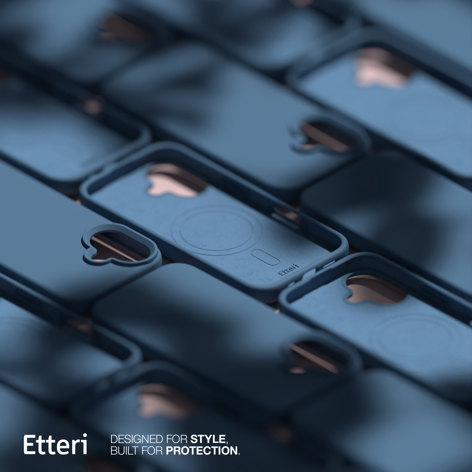 Primo piano di custodie blu per telefoni con dettagli color rame. Una custodia a fuoco, altre sfocate. Il marchio 'Etteri' è visibile.