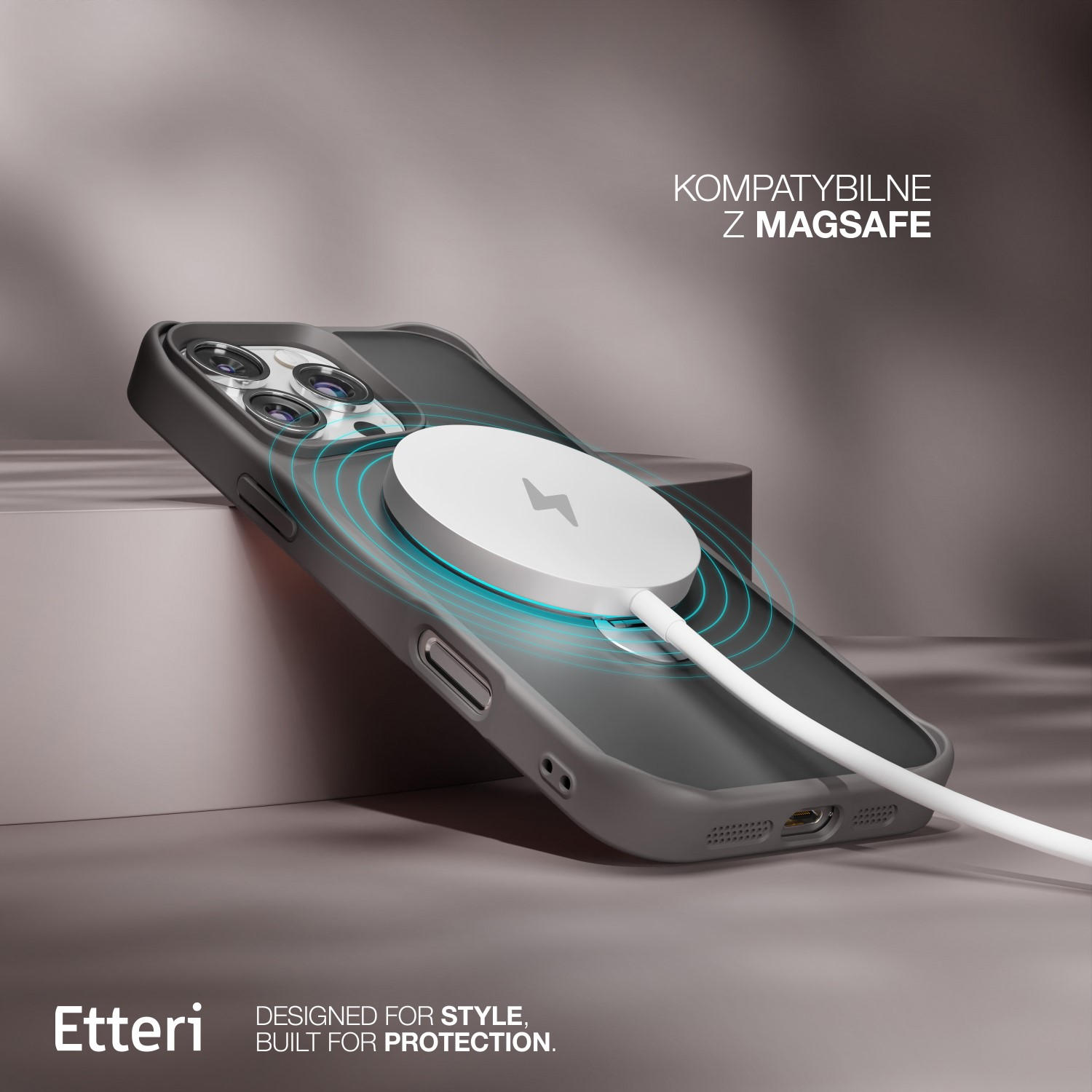 Una custodia per telefono con caricatore MagSafe. La custodia è grigia, il caricatore bianco. Lo sfondo è sfumato grigio e marrone.