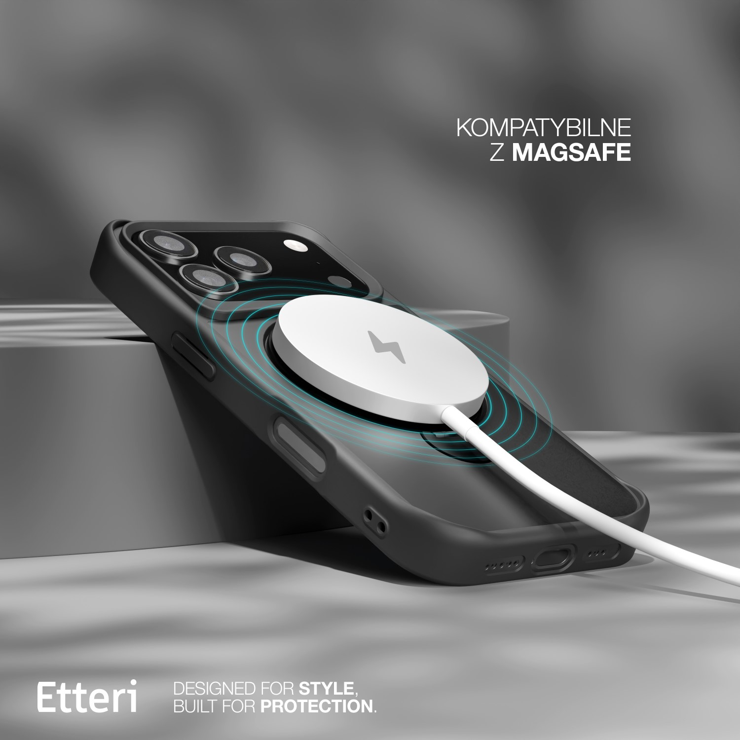 iPhone nero in una custodia, in carica con un caricabatterie MagSafe bianco. Testo: Kompatybilne z MagSafe. Logo Etteri con testo: Designed for Style, Built for Protection.