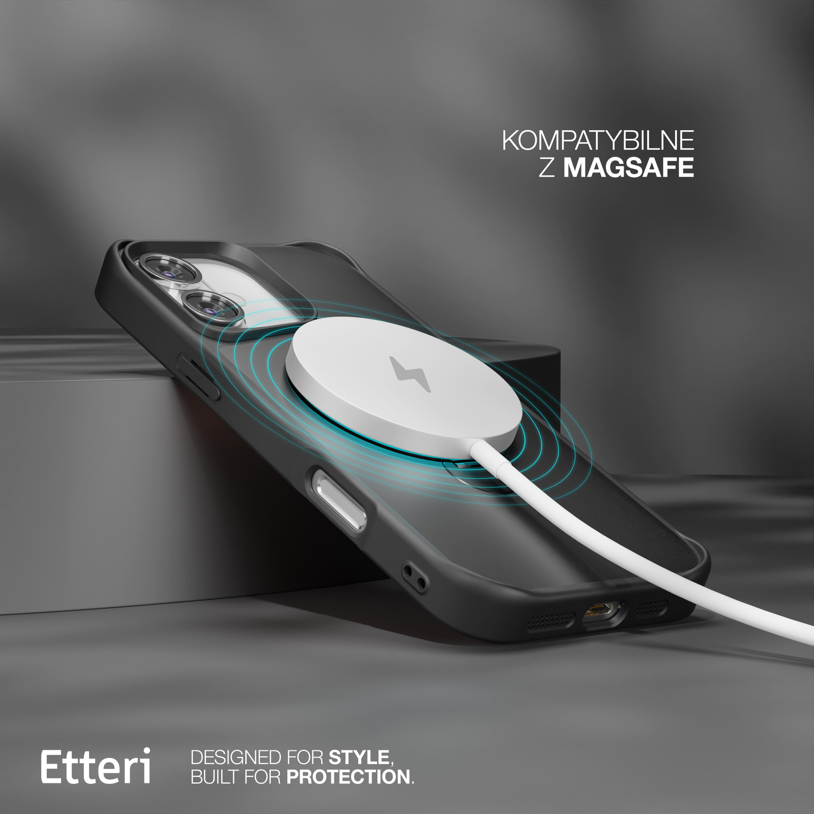 Custodia nera per telefono con caricabatterie MagSafe bianco. Il telefono è su una superficie grigia, con uno sfondo grigio.