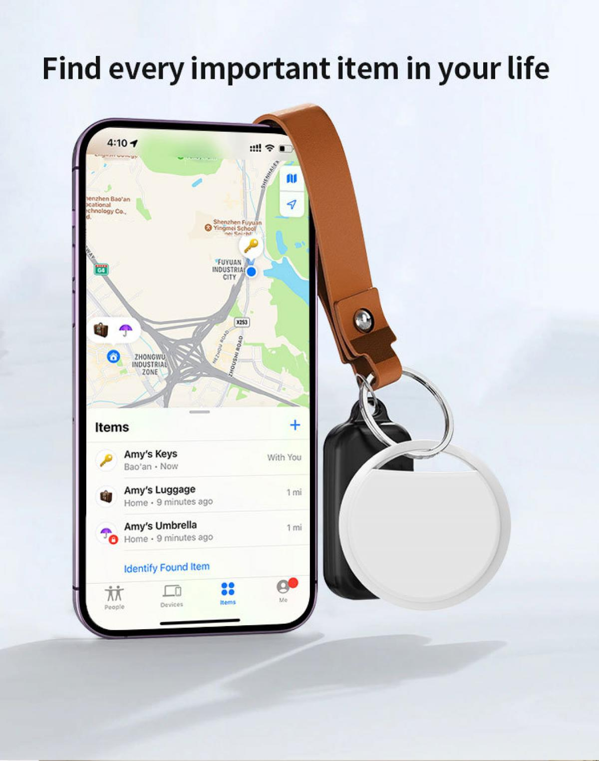 Ein Telefon zeigt eine Karte und eine App zur Objektverfolgung. Ein brauner Lederriemen hält einen schwarzen Tracker mit weißem Kreis.