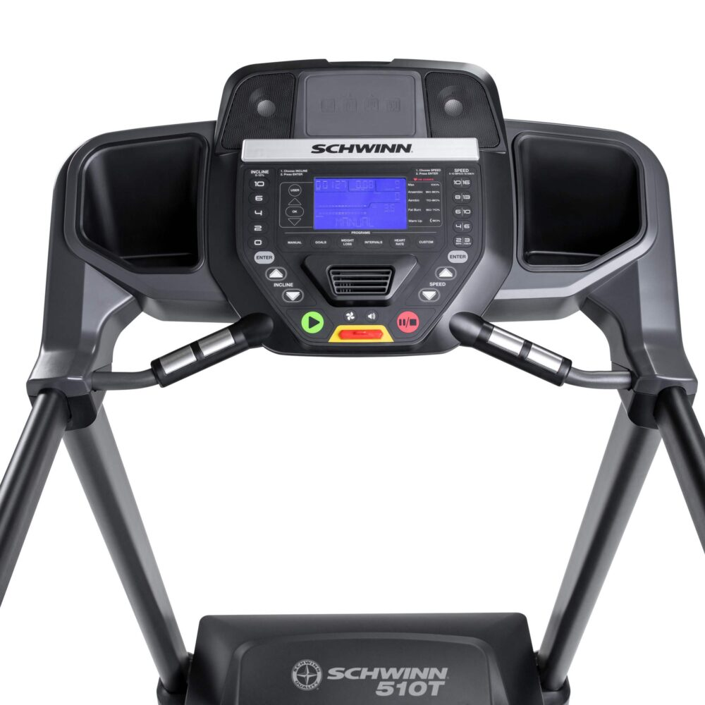 Een console van een Schwinn 510T loopband wordt getoond. Het heeft een display, knoppen en leuningen. Het scherm toont trainingsgegevens. Het is zwart en grijs.