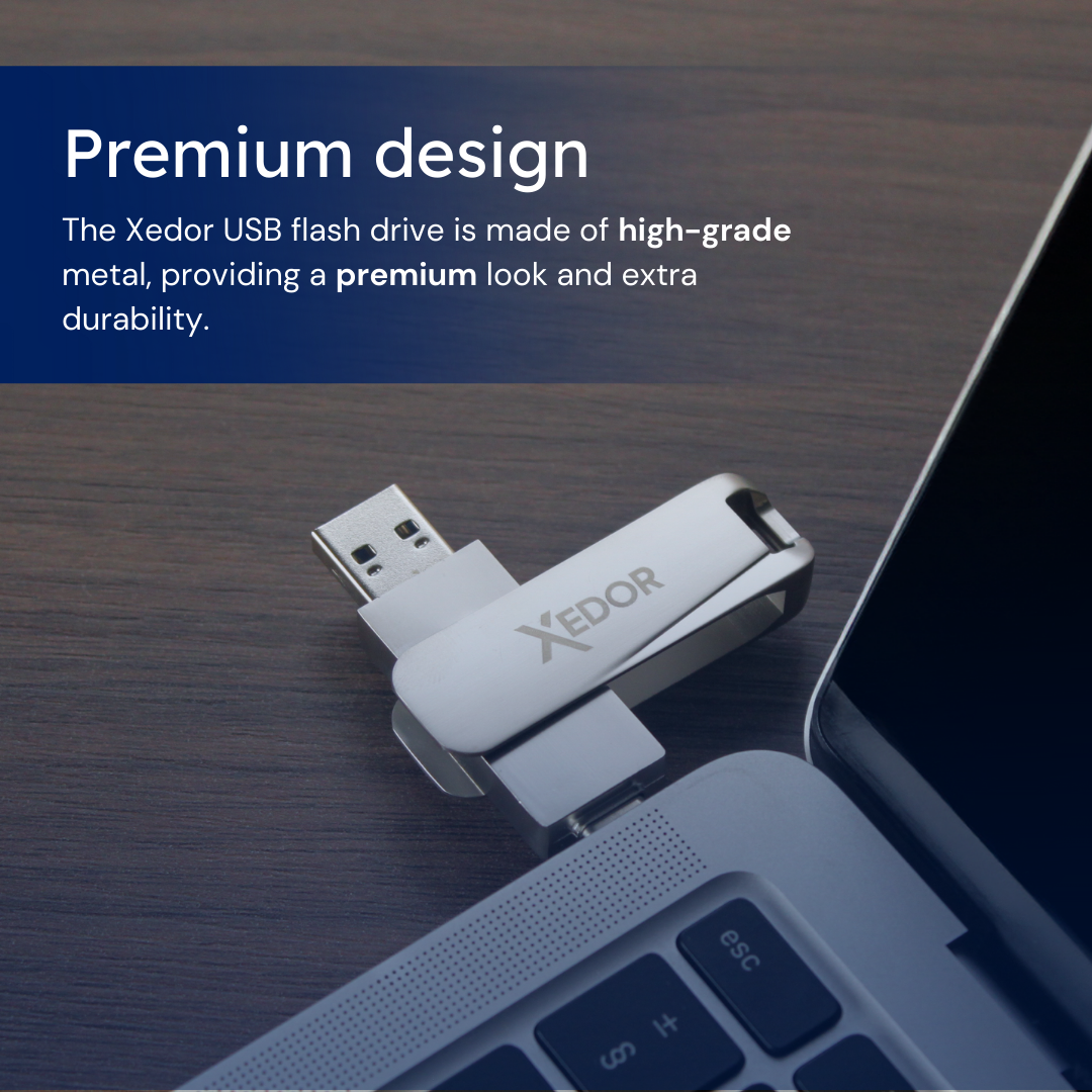 Srebrny pendrive włożony do laptopa. Na dysku znajduje się napis „XEDOR”. Laptop stoi na drewnianej powierzchni.