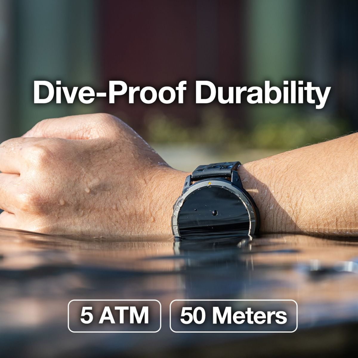 Una mano con orologio immersa nell'acqua. Il testo indica 'Durata a prova di immersione', '5 ATM' e '50 metri' di resistenza all'acqua.