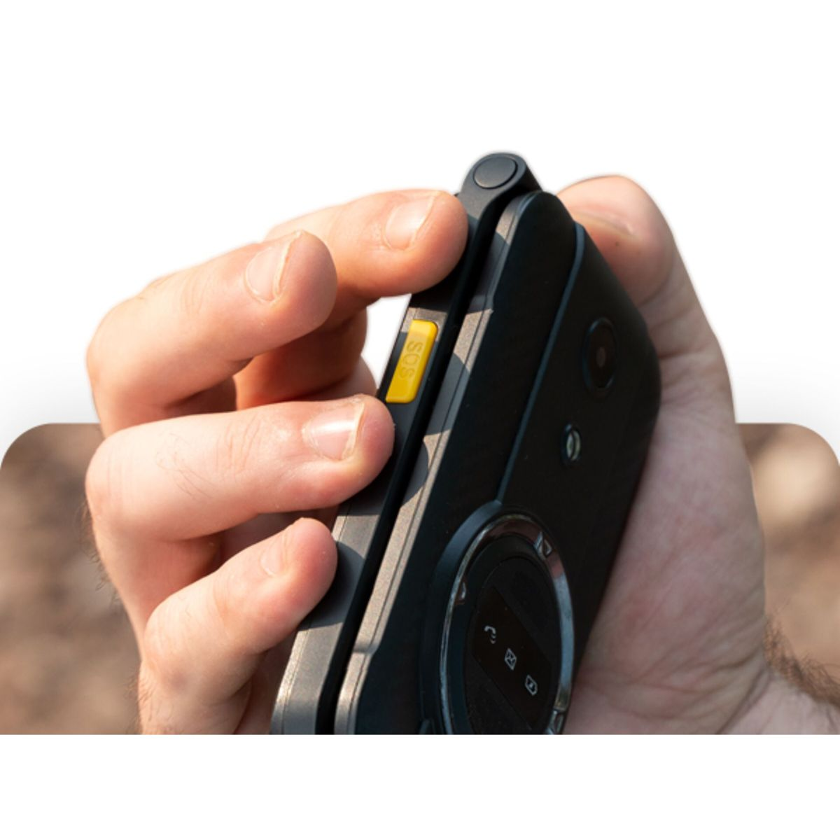 Eine Hand hält ein schwarzes Telefon mit gelbem SOS-Knopf. Das Telefon ist teilweise geöffnet, der Bildschirm zeigt weg.