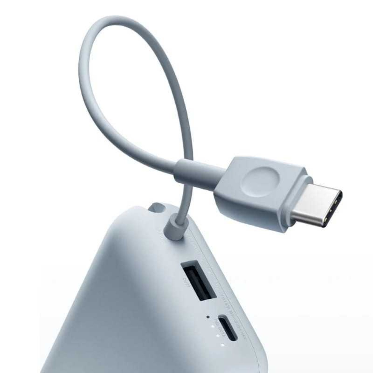 Jasnoniebieski power bank z pętlą kablową i złączem USB-C. Urządzenie posiada port USB i wskaźniki ładowania.