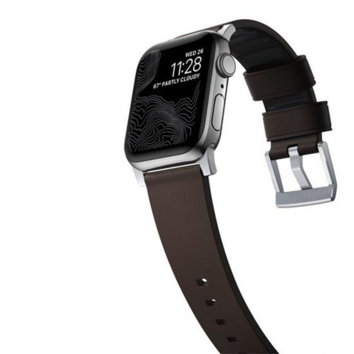 Apple Watch plateada con correa de cuero marrón, mostrando hora y clima sobre fondo blanco.