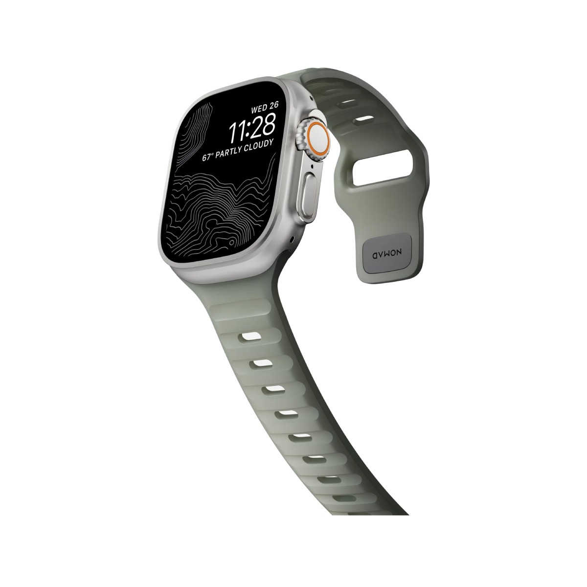 Apple Watch Ultra. Cassa argentata con cinturino verde oliva. Il display mostra ora, data e un design a mappa. 'NOMAD' è stampato sul cinturino.