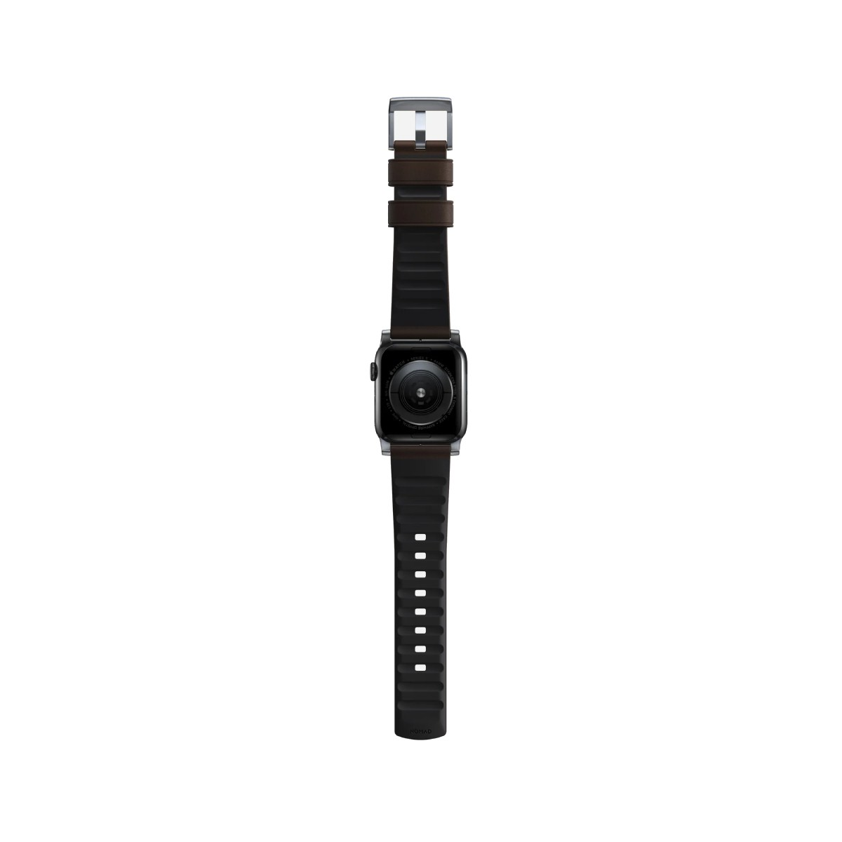 Apple Watch negra con correa de cuero marrón y correa de goma negra, vista desde atrás, sobre fondo blanco.
