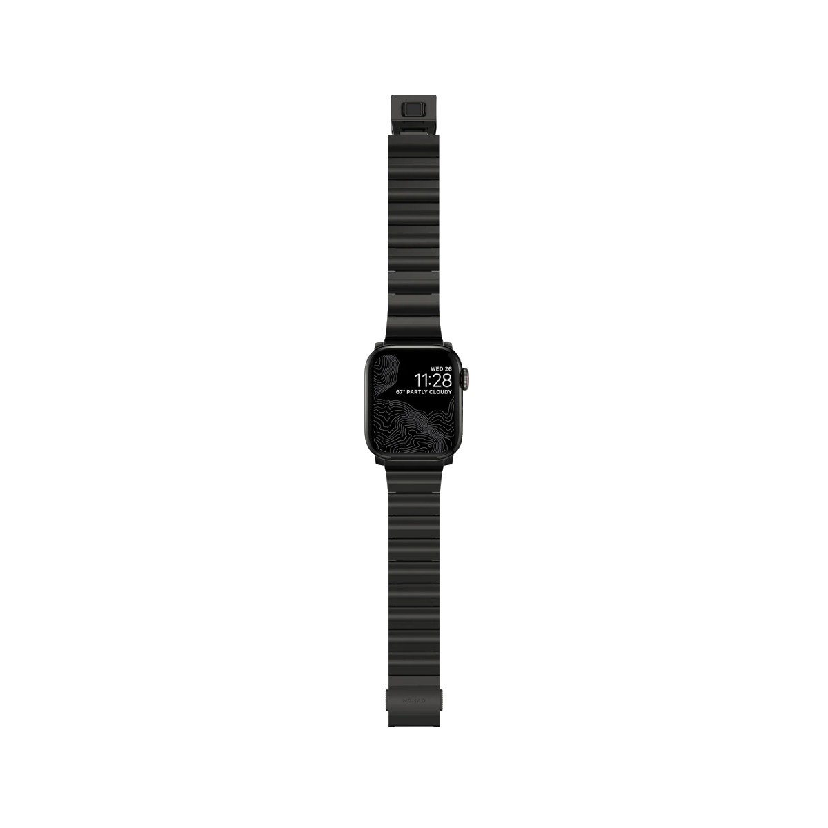 Un reloj inteligente negro con una correa de metal enlazada está centrado sobre un fondo blanco. La esfera muestra la hora y un mapa topográfico.