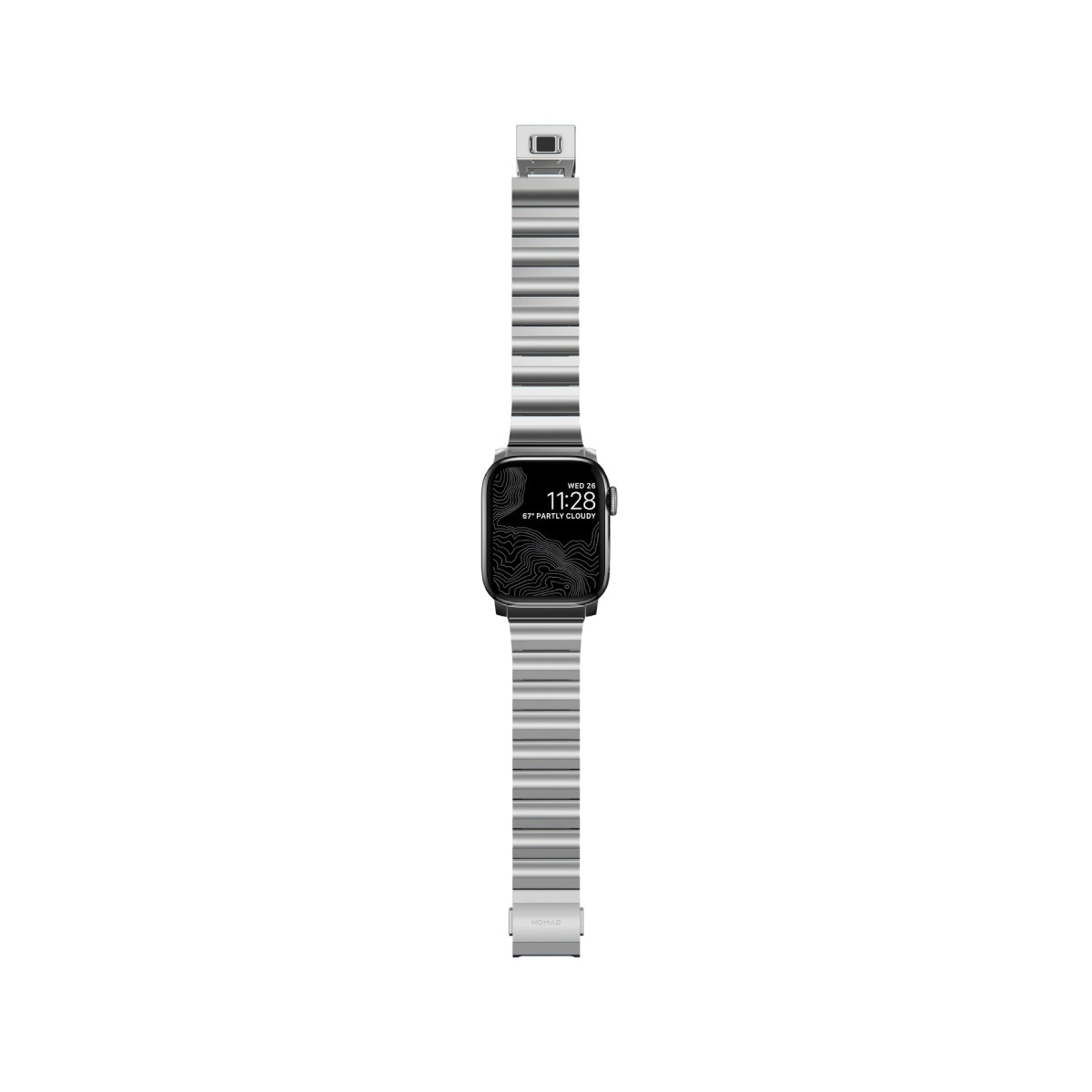Un Apple Watch plateado con una pantalla negra que muestra la hora y un clima parcialmente nublado. El reloj tiene una correa de metal y está sobre un fondo blanco.