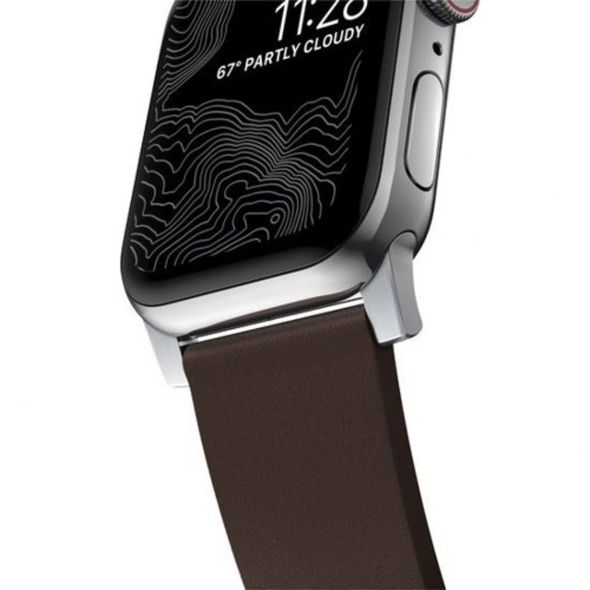Primer plano de Apple Watch con correa de cuero marrón. La pantalla muestra hora y clima. La caja del reloj es plateada.
