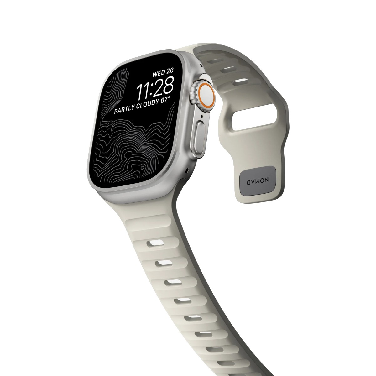 Uno smartwatch argentato con cinturino bianco mostra l'ora e il meteo. L'orologio ha uno schermo nero. Il cinturino è fissato con una chiusura grigia.