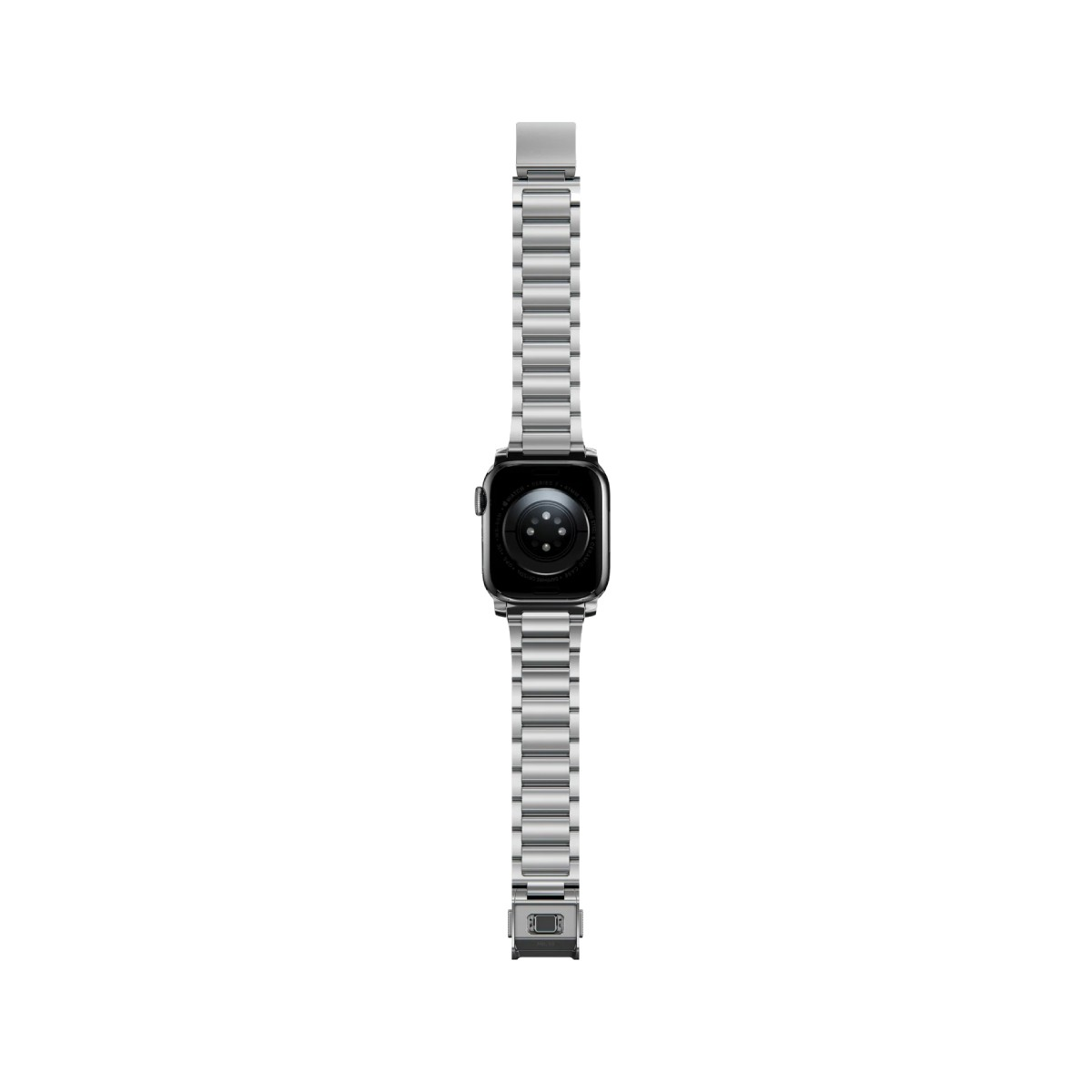 Apple Watch plateada con una correa de metal, vista desde atrás. La esfera del reloj es negra y la correa está cerrada.