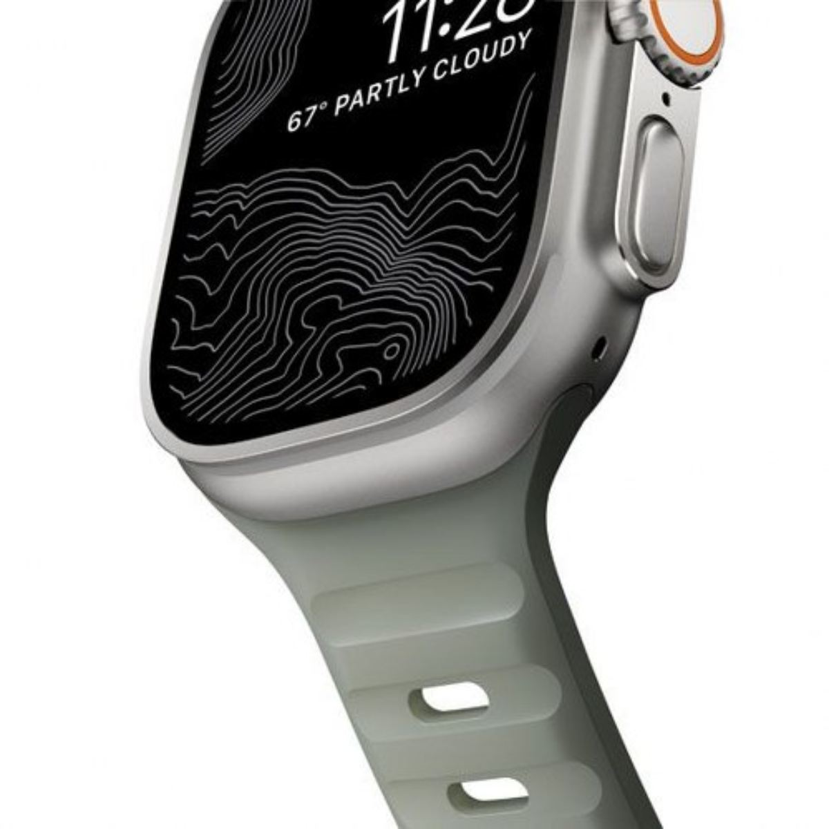 Primo piano di uno smartwatch argentato con cinturino verde. Lo schermo mostra l'ora e il meteo. Isolato su bianco.