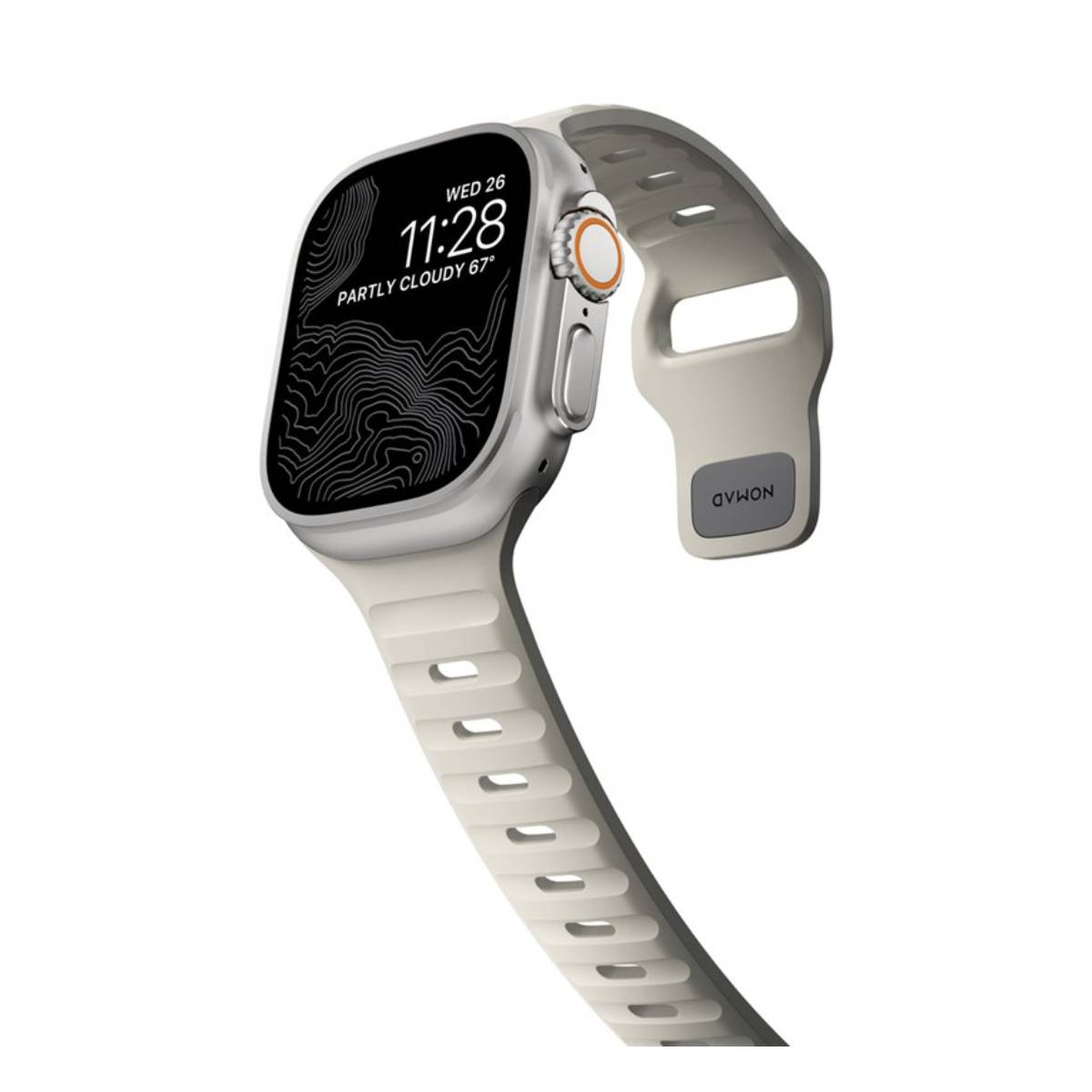 Un Apple Watch Ultra con cinturino grigio chiaro è in mostra. Lo schermo mostra l'ora, la data e il meteo. Il cinturino è etichettato NOMAD.