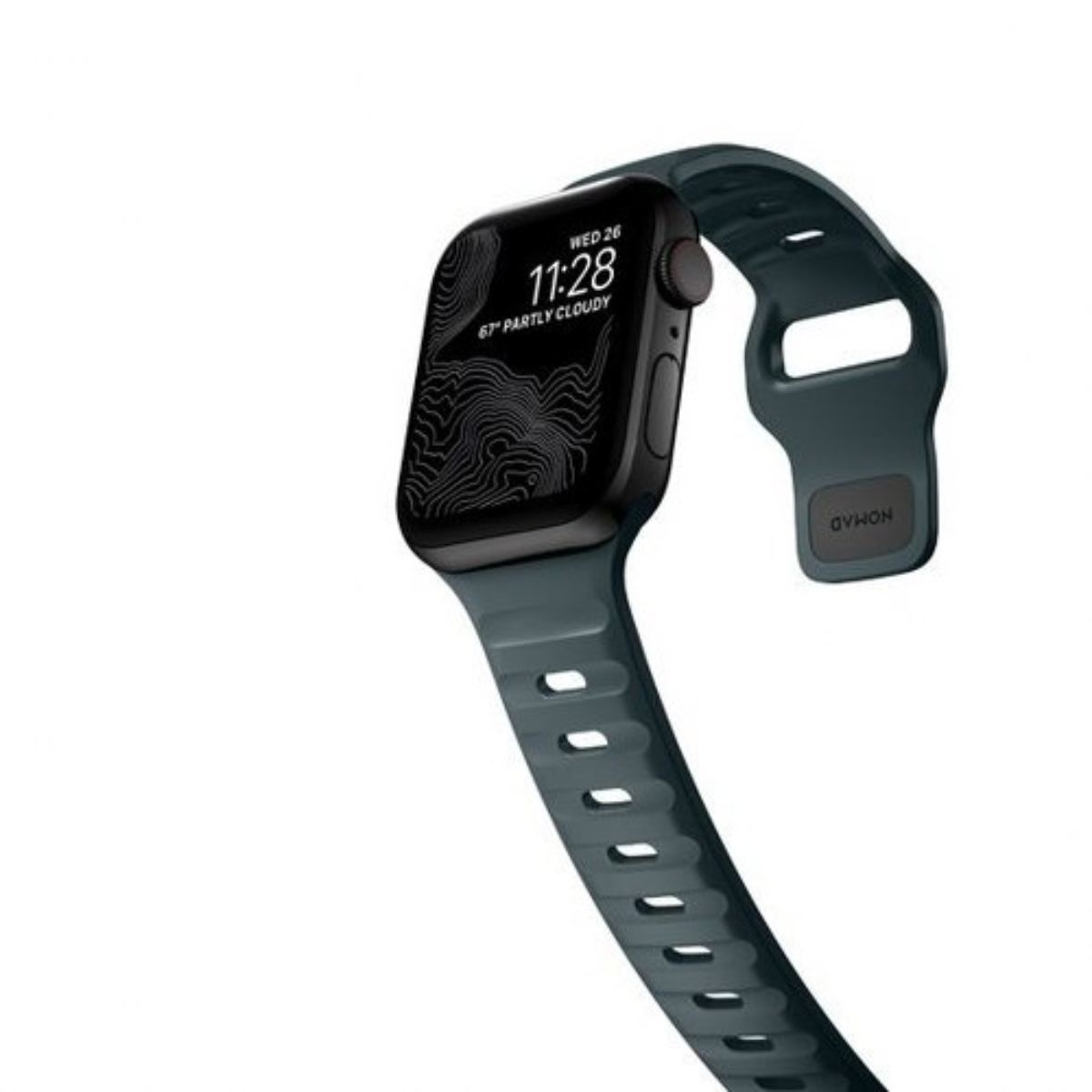 Un Apple Watch negro con una correa verde azulado se muestra sobre un fondo blanco. La esfera del reloj muestra la fecha y hora.