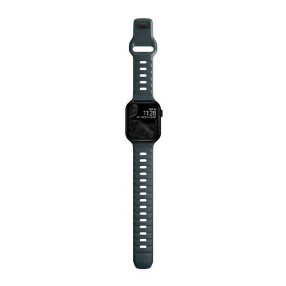 Un reloj inteligente verde oscuro con pantalla digital que muestra la hora. La correa tiene múltiples agujeros. El reloj está sobre un fondo blanco.