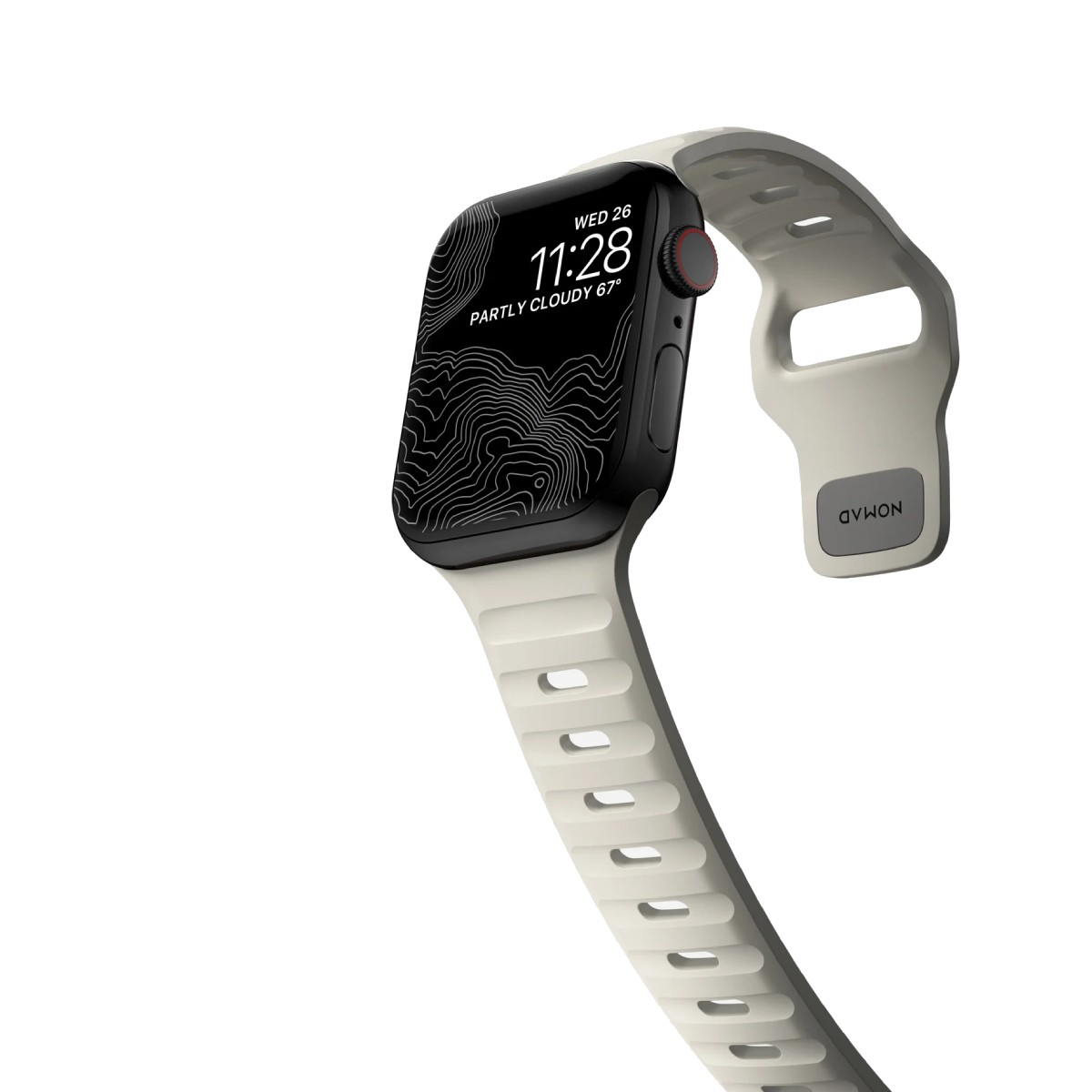 Un Apple Watch negro con una correa blanca. La pantalla muestra la fecha, la hora y el clima. La correa tiene la palabra 'NOMAD'.