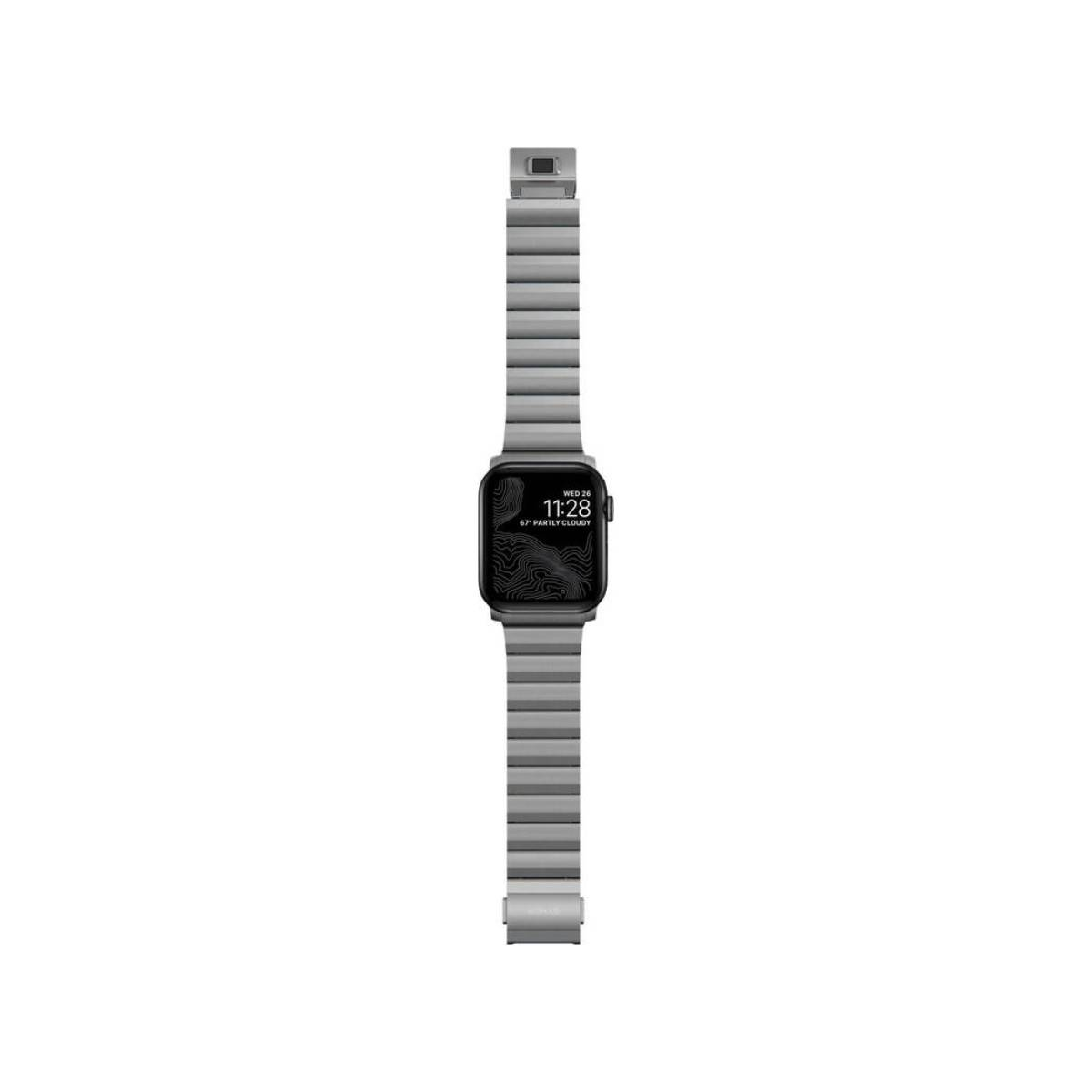 Un Apple Watch argentato con cinturino in metallo. L'orologio mostra l'ora e le informazioni meteo su schermo nero.