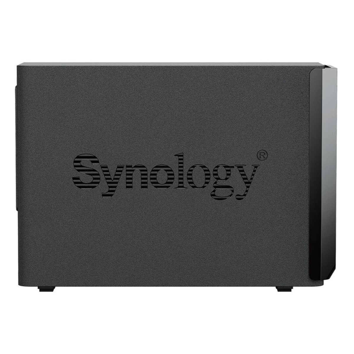 Ein schwarzes Synology NAS-Gerät. Das Logo ist mittig auf der Vorderseite. Das Gerät steht vor weißem Hintergrund.