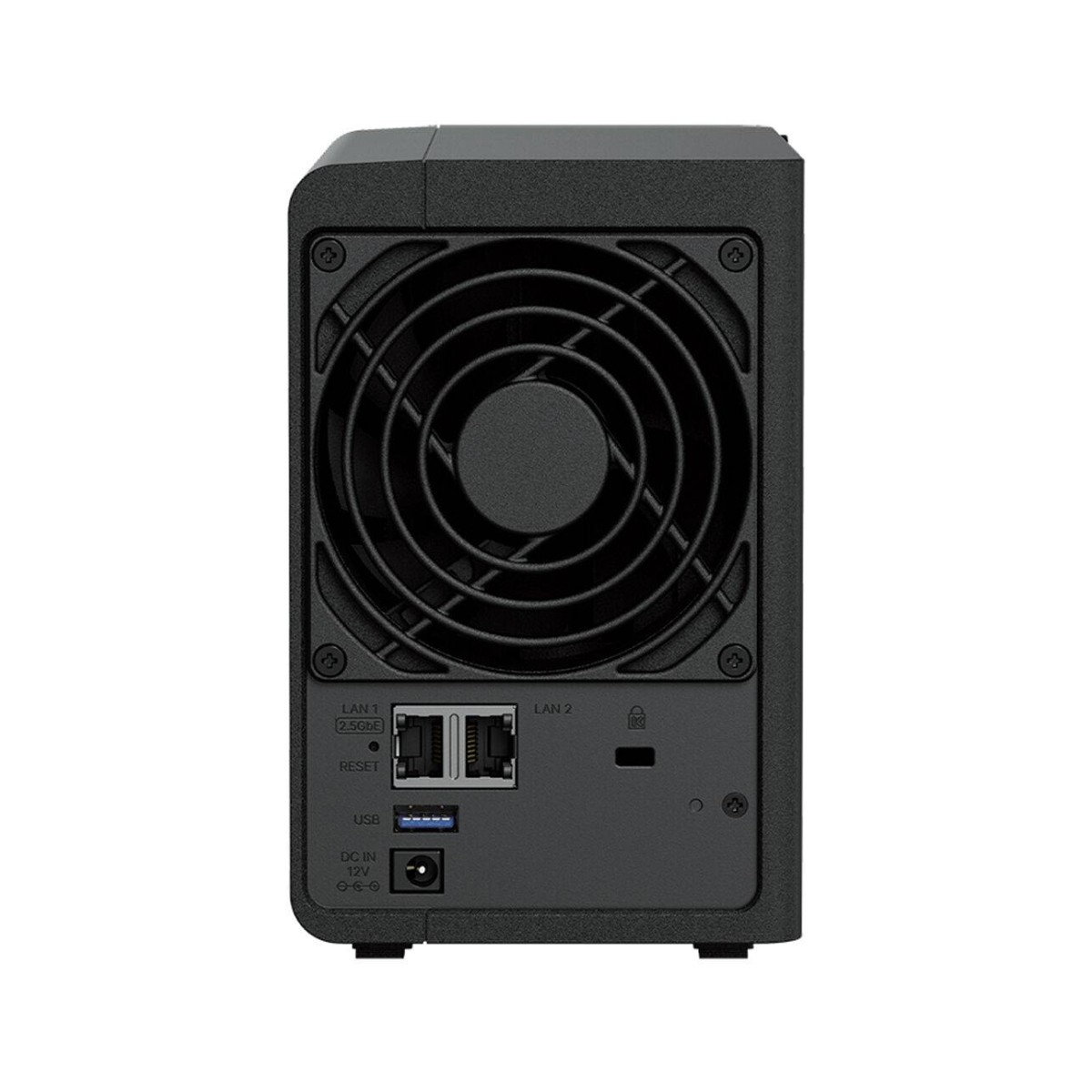 Ein schwarzes NAS-Gerät mit Lüftergitter und Anschlüssen für LAN, USB und Strom. Die Vorderseite hat einen Lüfter, die Rückseite mehrere Anschlüsse.