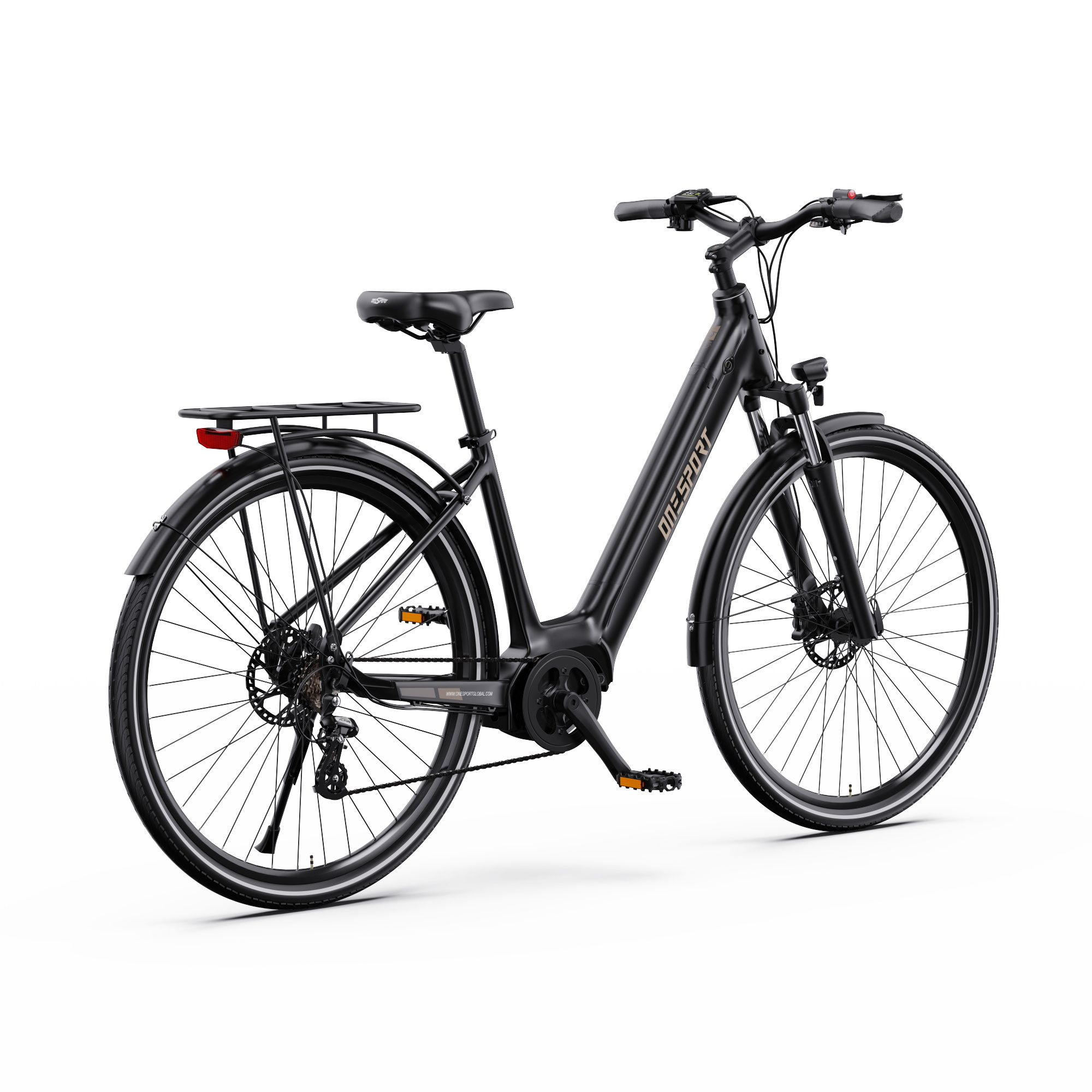 Bicicleta eléctrica negra sobre fondo blanco. Características: guardabarros, portaequipajes, frenos de disco y pedales naranjas.