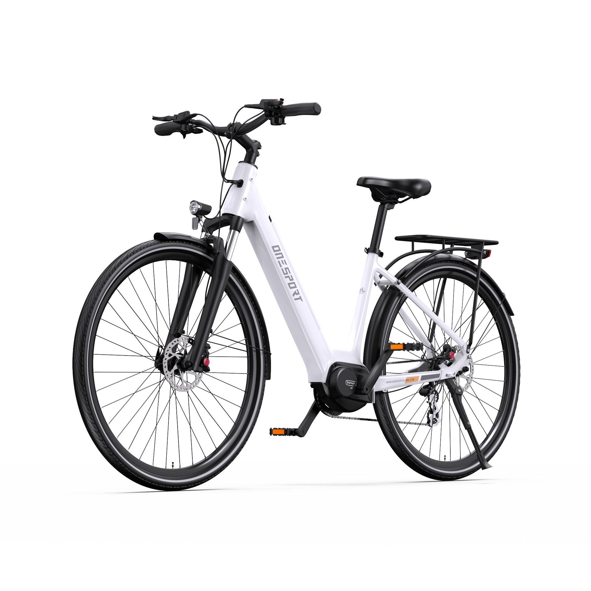 Una bicicleta eléctrica blanca con neumáticos, guardabarros y manillar negros. La bicicleta tiene un asiento negro y un portaequipajes.