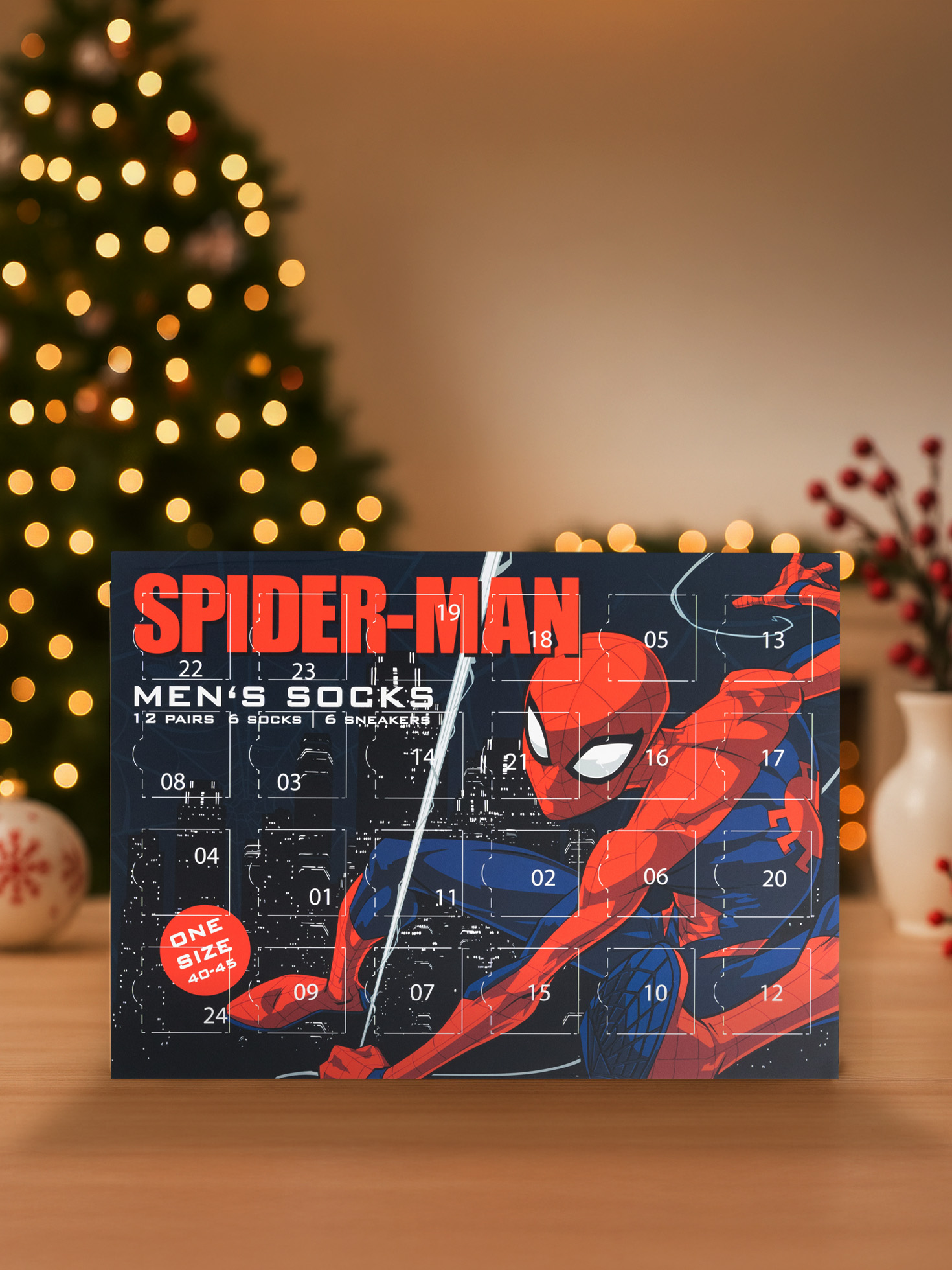 Ein Adventskalender mit Spider-Man. Er ist für Herrensocken, mit einem Weihnachtsbaum und Dekorationen im Hintergrund.