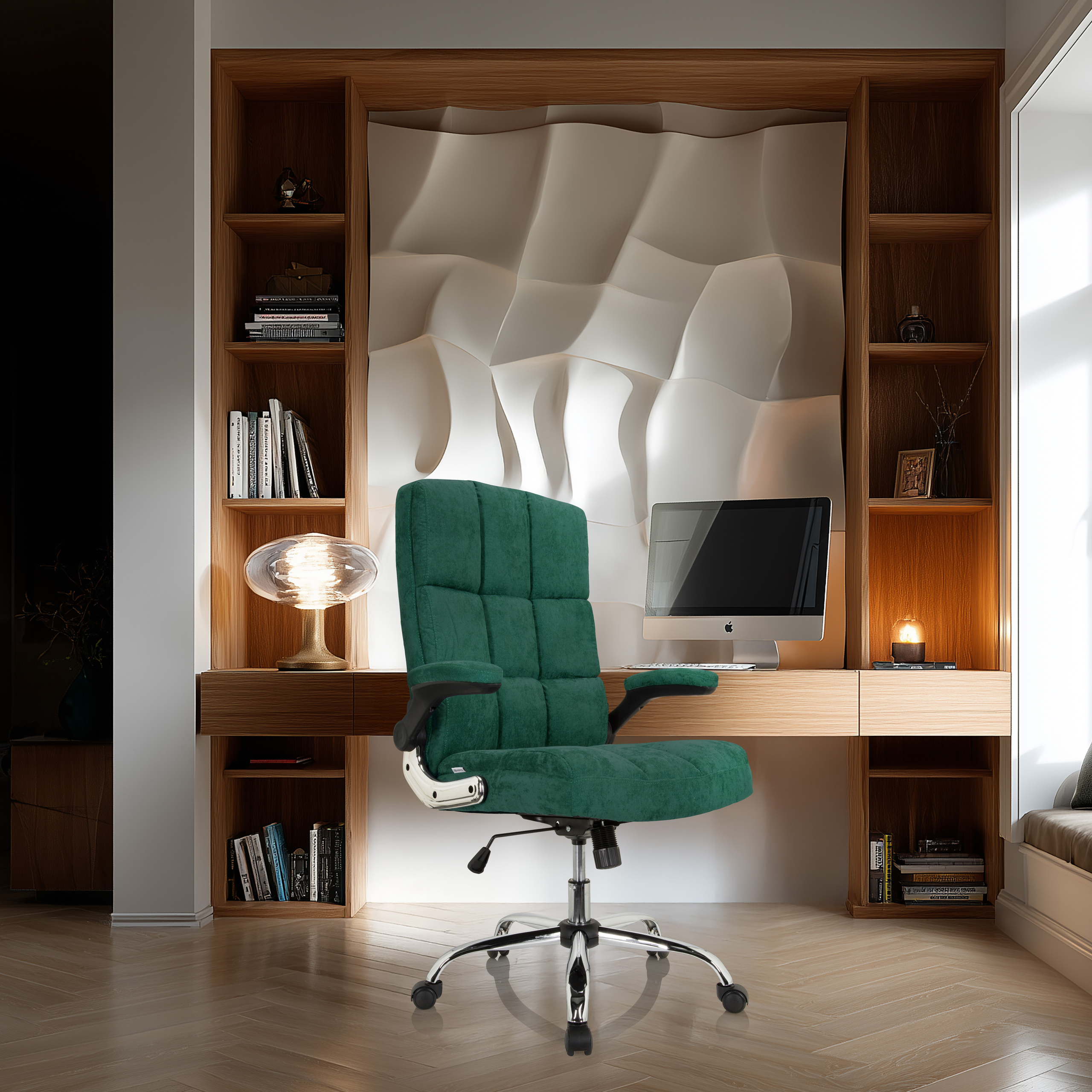 Ein modernes Büro. Ein grüner Bürostuhl steht vor einem Schreibtisch. Ein Computer und Regale befinden sich ebenfalls im Büro.