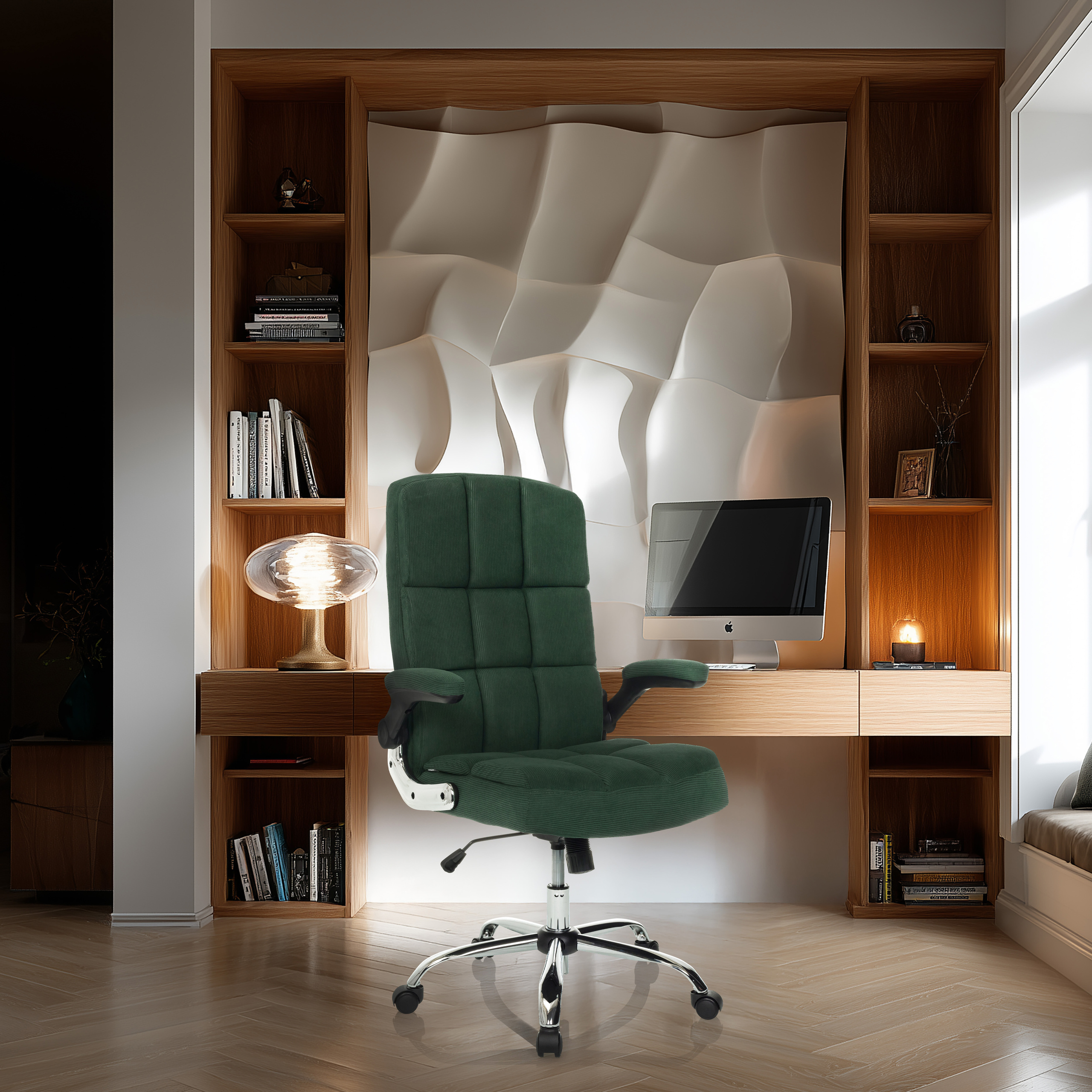 Ein grüner Bürostuhl steht vor einem Holzschreibtisch mit einem Computer. Bücherregale flankieren eine strukturierte Wand.