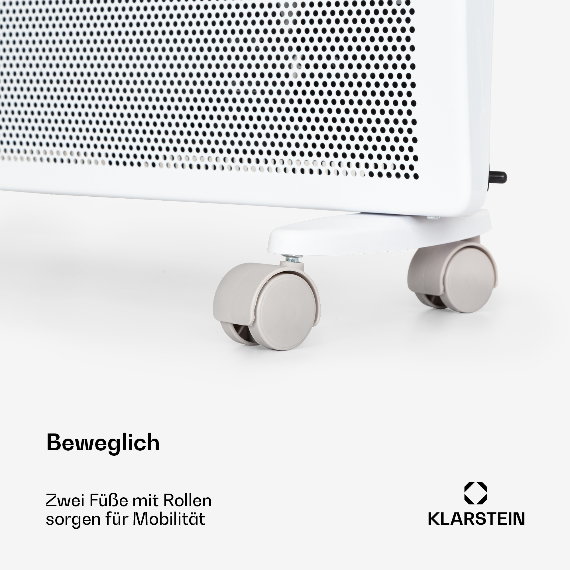 Ein weißer Elektroheizer mit schwarzen Punkten auf der Vorderseite, hat zwei graue Räder für Mobilität und den Markennamen Klarstein.