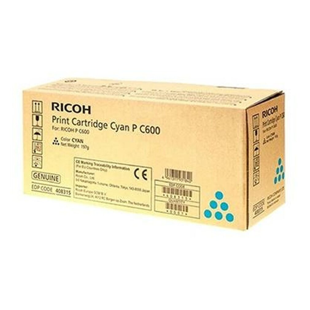 Pudełko z wkładem do drukarki Ricoh w kolorze cyjanu. Jest beżowe z czarnym i niebieskim tekstem i grafiką. Na pudełku napisano 'Print Cartridge Cyan P C600'.