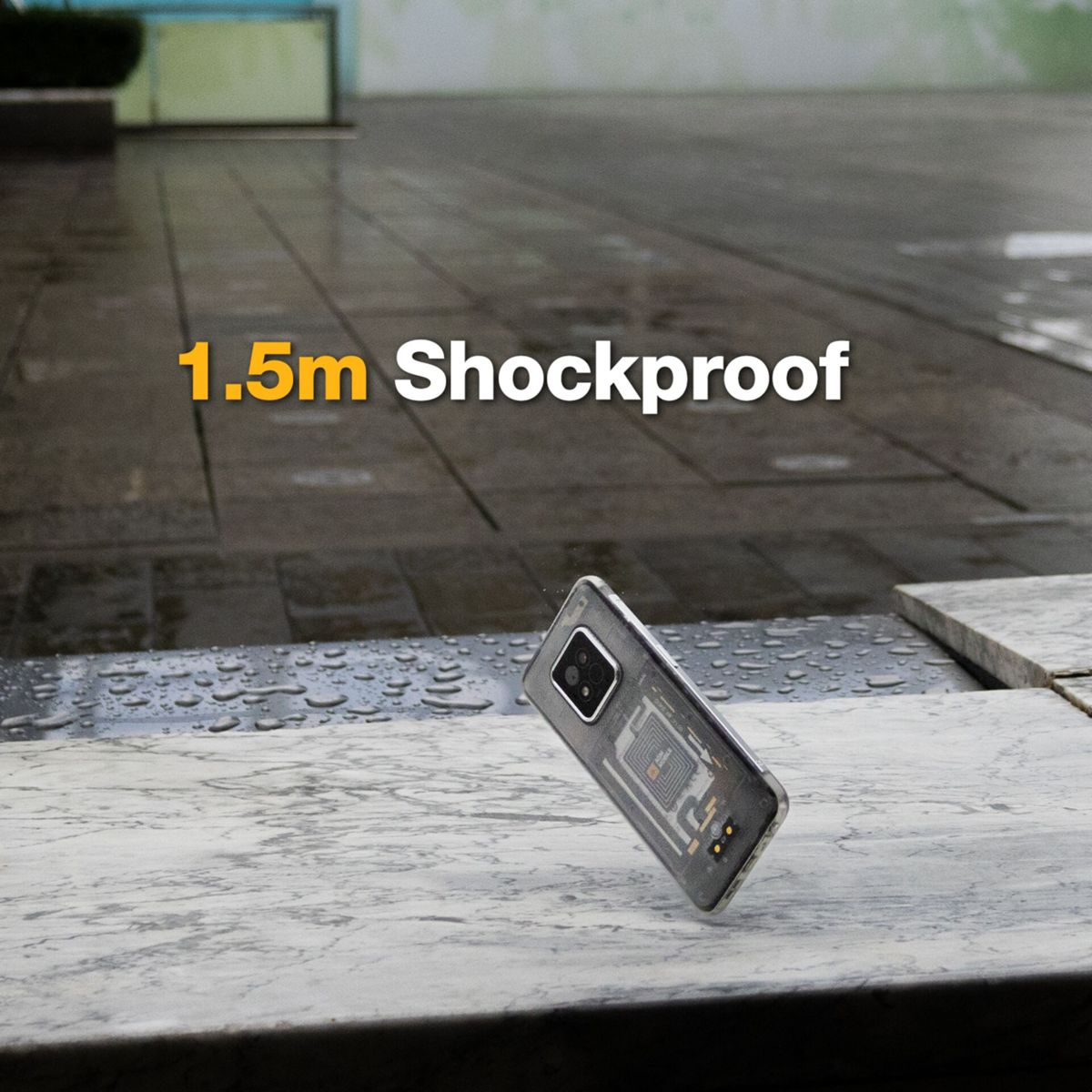 Un telefono trasparente cade su una superficie di pietra, gocce d'acqua visibili. Testo: '1,5 m antiurto'. Sfondo: pavimentazione bagnata.
