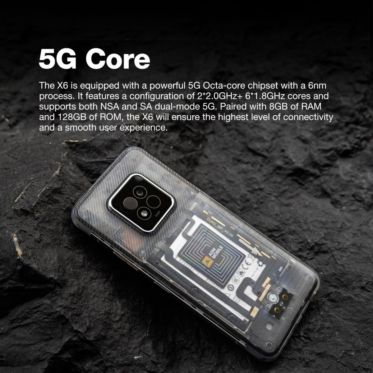 Uno smartphone con retro trasparente è su una superficie di pietra scura. Il telefono mostra i suoi componenti interni e la fotocamera.
