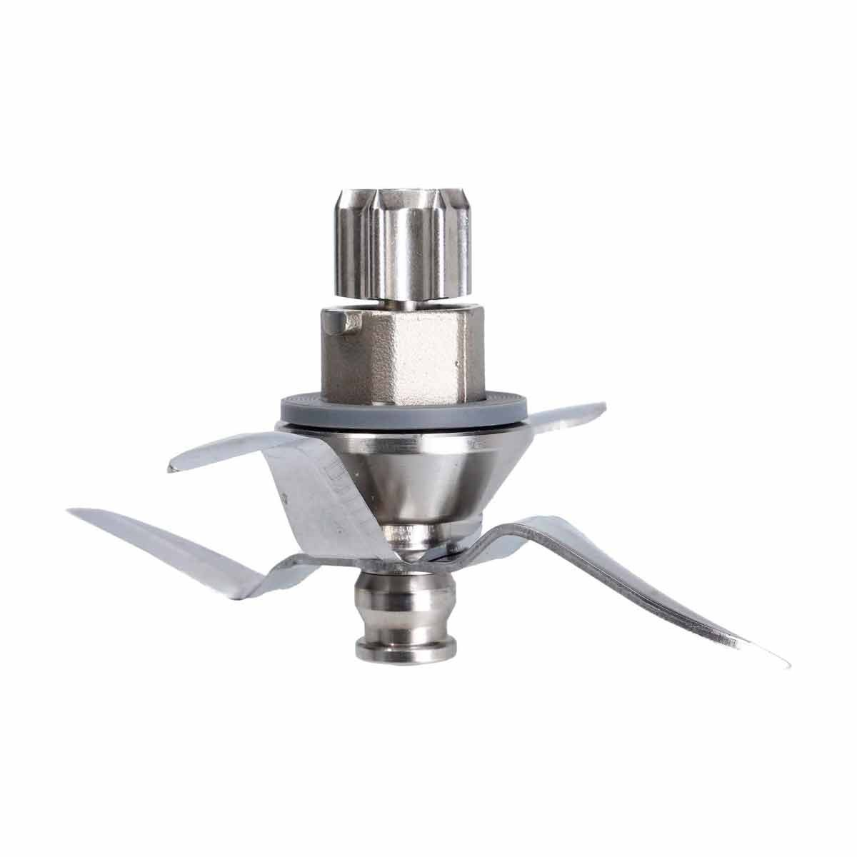 Un conjunto de cuchillas de licuadora de acero inoxidable. Tiene un eje central con cuchillas que se extienden hacia afuera y una parte superior con una perilla acanalada.