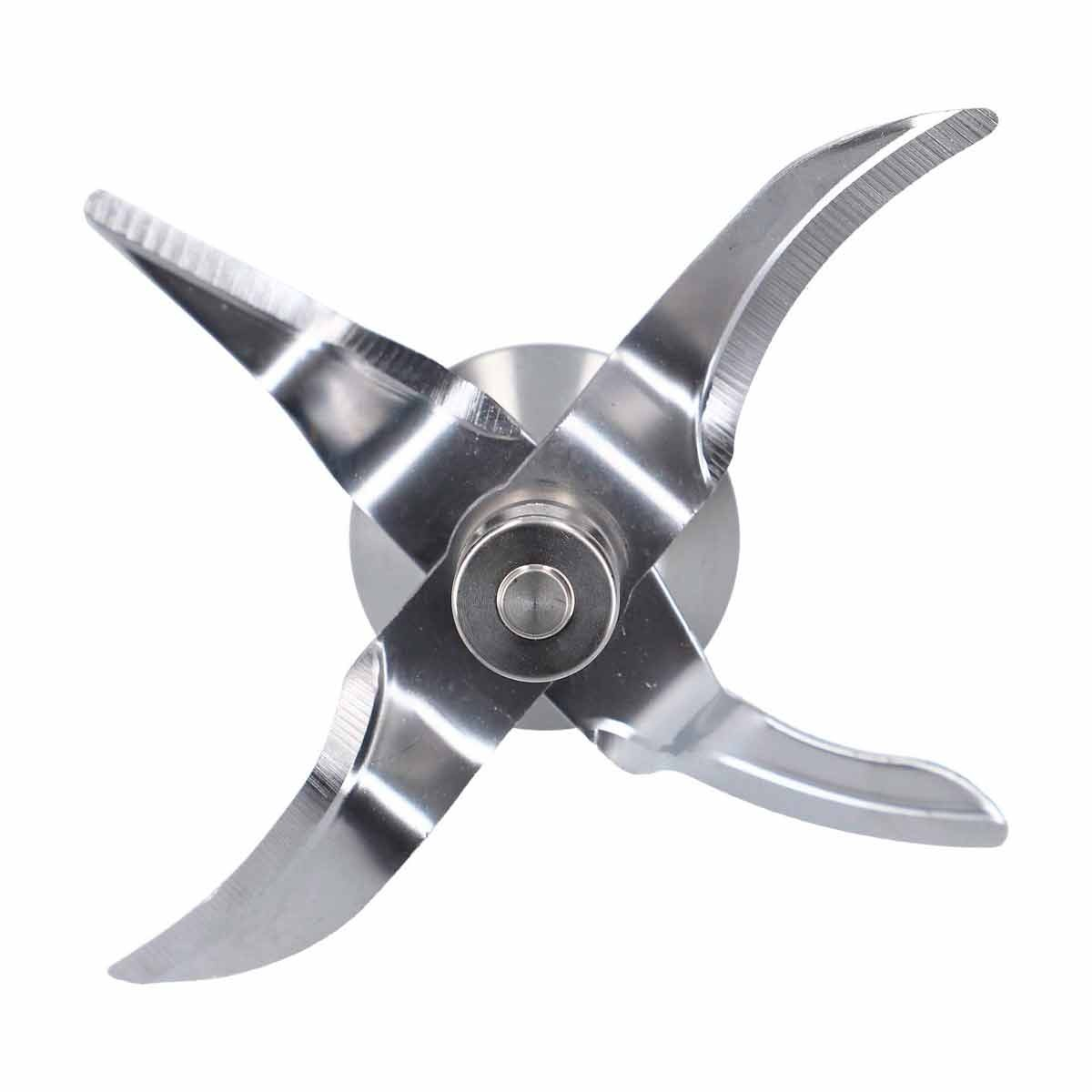 Primer plano de una cuchilla de licuadora de cuatro hojas. Las cuchillas son plateadas, curvas y afiladas, dispuestas alrededor de un cubo central de metal. Fondo blanco.