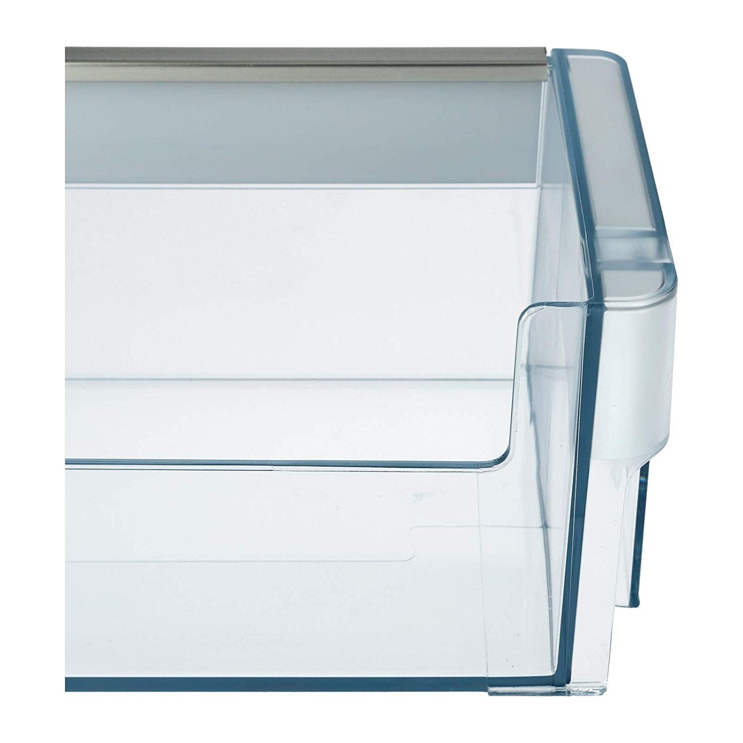 Un cajón de refrigerador de plástico transparente con borde azul. El cajón está vacío y tiene un asa a la derecha.
