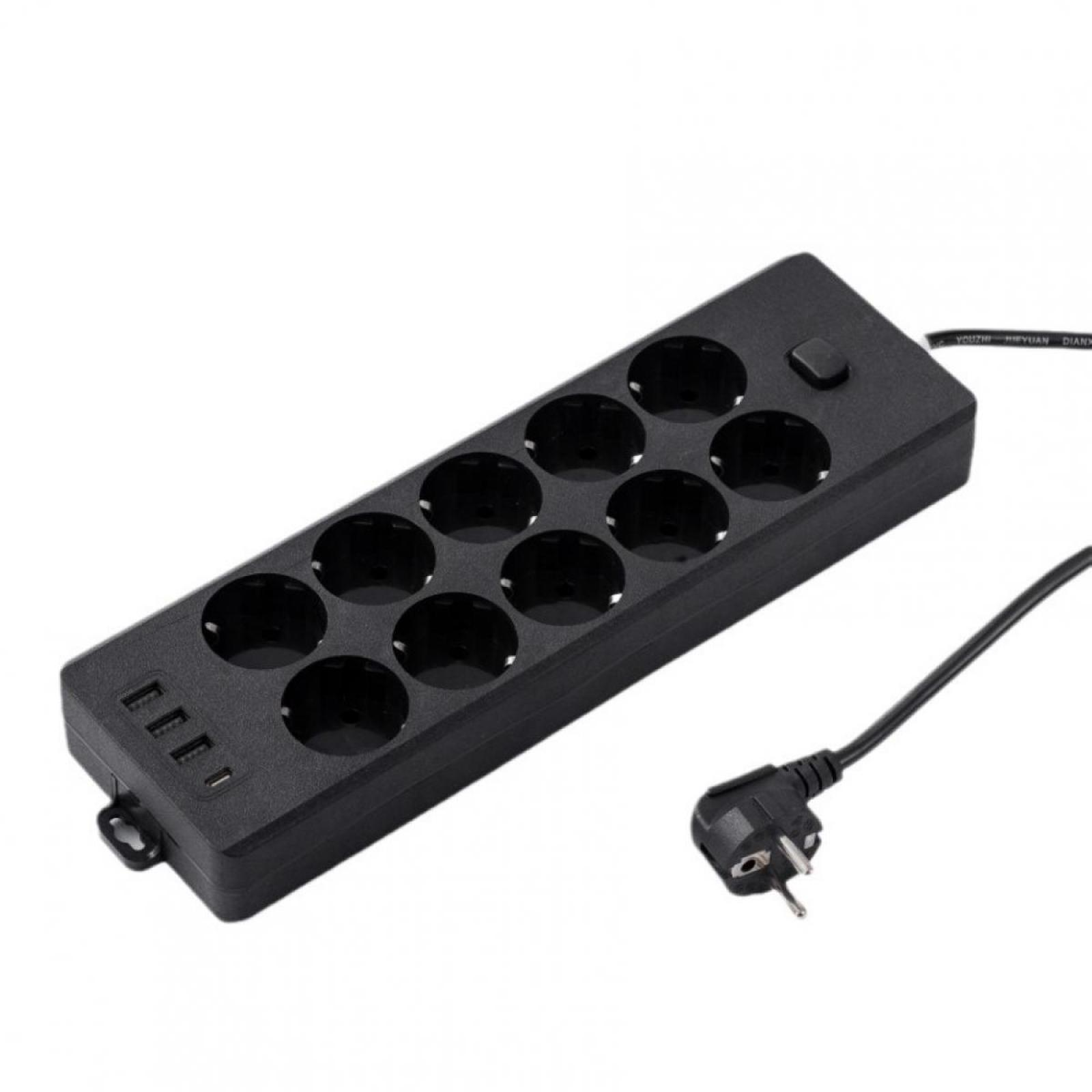 Schwarze Steckdosenleiste mit mehreren Steckdosen, USB-Anschlüssen und einem Stecker. Sie ist auf weißem Hintergrund.