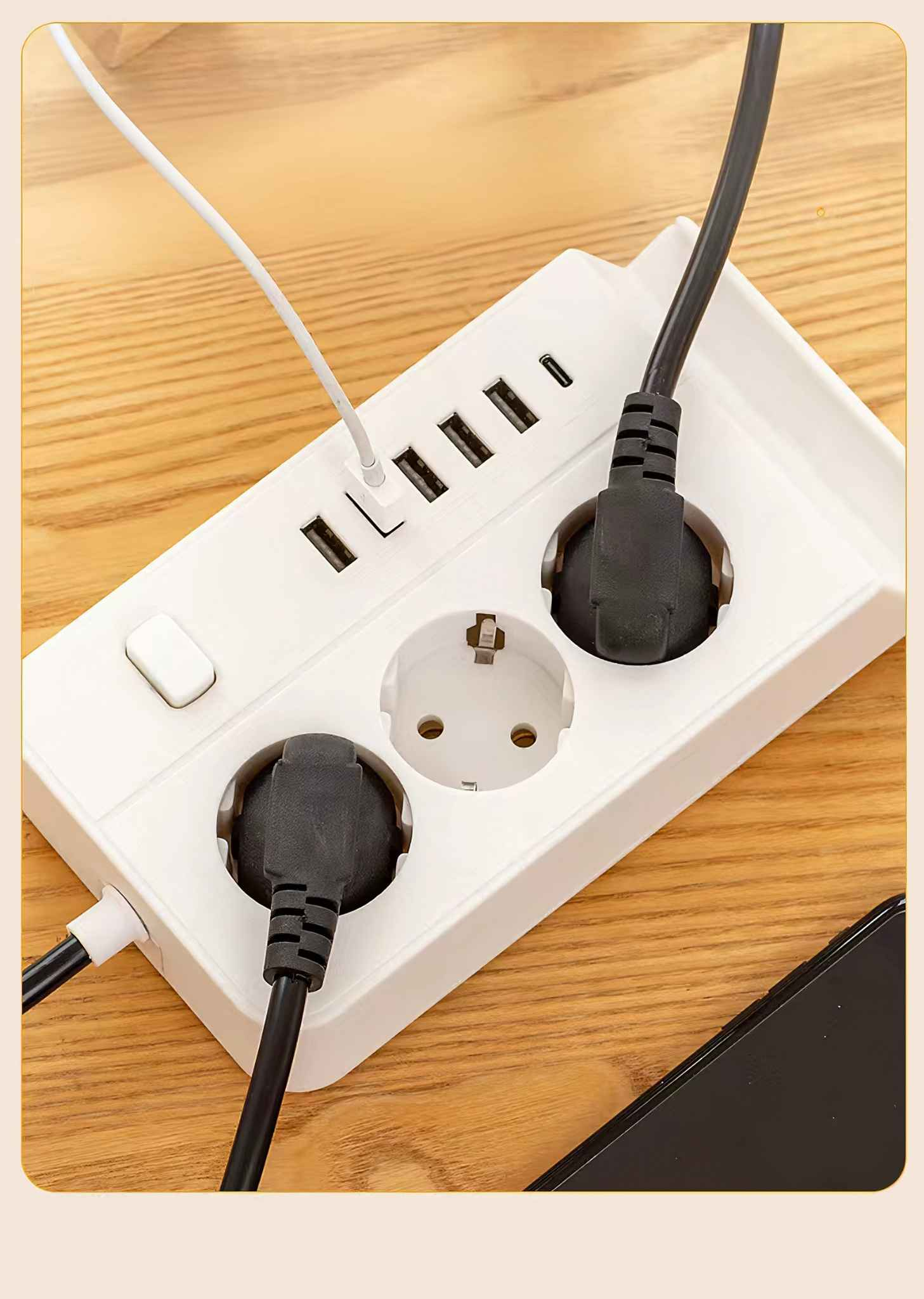 Eine weiße Steckdosenleiste mit mehreren USB-Anschlüssen und Steckdosen. Schwarze und weiße Kabel sind eingesteckt. Die Oberfläche ist aus Holz.