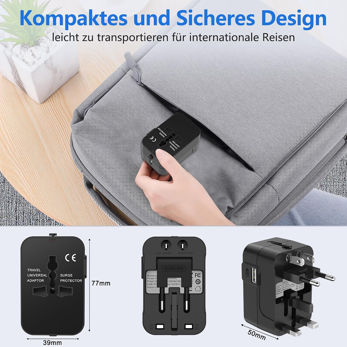Ein schwarzer Universal-Reiseadapter wird in der Nähe eines grauen Rucksacks gehalten. Abmessungen des Adapters: 39 mm, 77 mm und 50 mm.