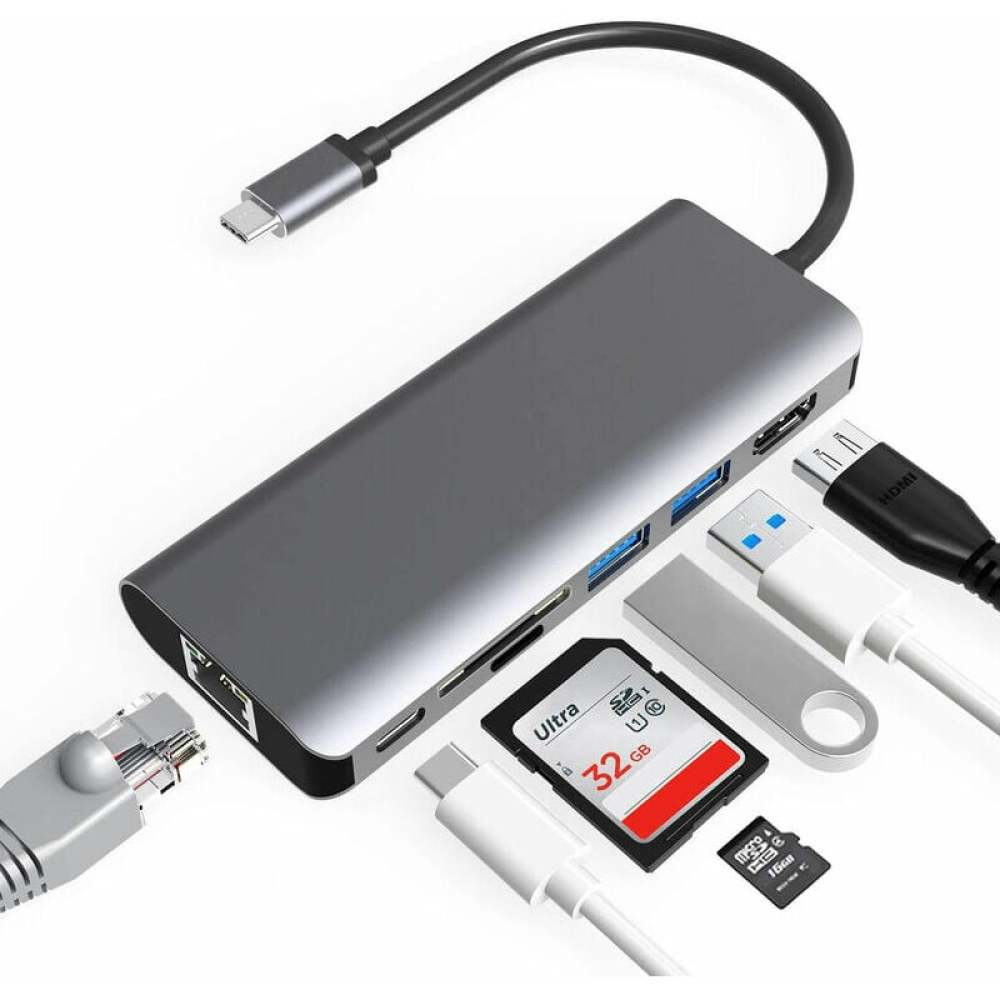 Ein grauer USB-C-Hub mit mehreren Anschlüssen und angeschlossenen Kabeln, USB-Stick, SD-Karte und Micro-SD-Karte auf weißem Grund.