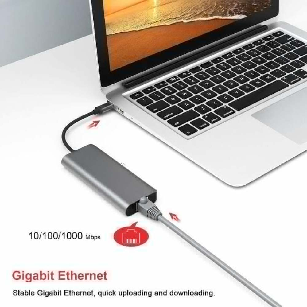 Ein Laptop ist über USB-C mit einem grauen Ethernet-Adapter verbunden. Ein Ethernet-Kabel ist in den Adapter eingesteckt. Text: Gigabit Ethernet.