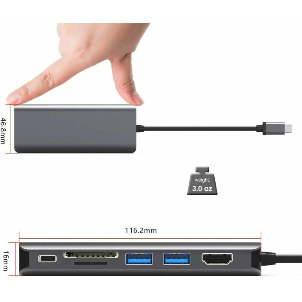 Gezeigt wird ein grauer USB-C-Hub mit Abmessungen und Gewicht. Eine Hand zeigt auf den Hub. Anschlüsse sind sichtbar.