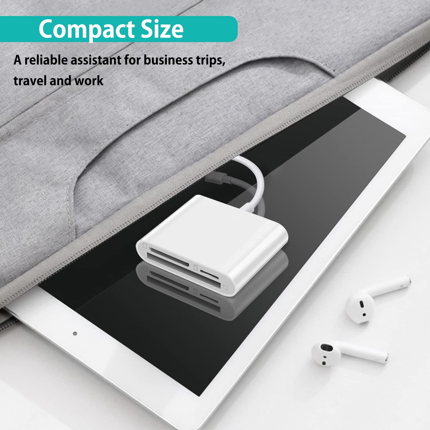 Ein Tablet mit weißem Adapter und Ohrhörern auf einer weißen Oberfläche, in einer grauen Hülle. Der Text lautet 'Kompakte Größe'.
