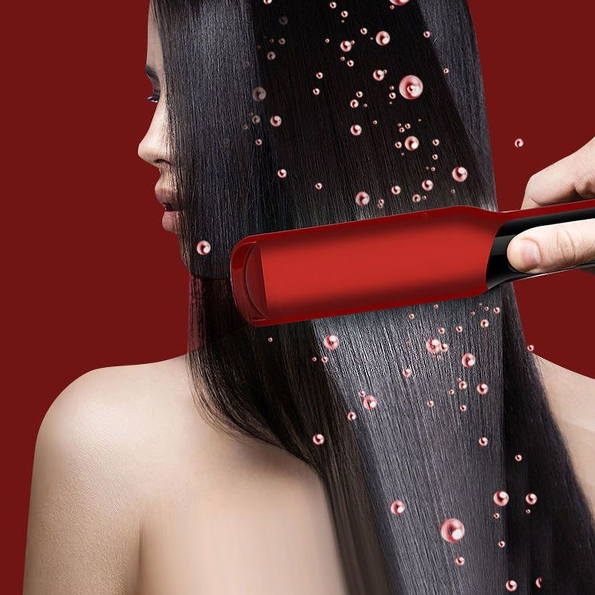 Eine Frau mit langen, dunklen Haaren, die mit einem roten Glätteisen gestylt werden. Roter Hintergrund und Tropfen sind vorhanden.