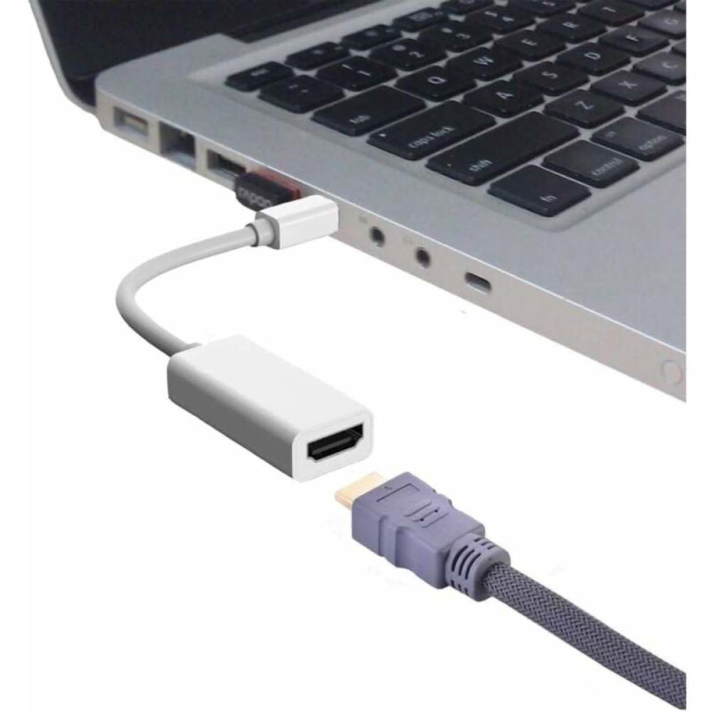 Laptop verbunden mit einem weißen Adapter und einem grauen HDMI-Kabel. Die Tastatur des Laptops ist sichtbar, und das Kabel ist am Adapter angeschlossen.